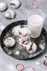 Paleo Chocolate Fudge Crinkle Cookies