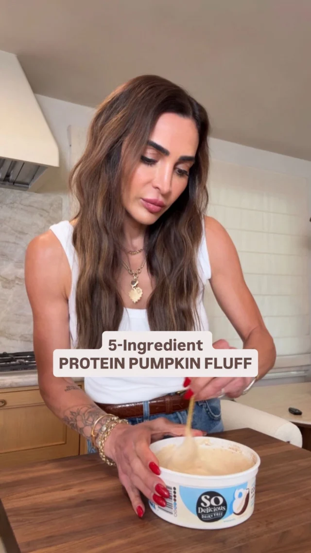 SHARE & FOLLOW @kalejunkie for more! 🎃 5-INGREDIENT PROTEIN FLUFF, the easiest sweet treat! You can store this in the freezer and enjoy with pretzels, on your oatmeal, yogurt bowls, or straight from the container. It is SO GOOD!!😊 

1 container @so_delicious coco whip, defrosted
2 tb pumpkin puree 
1 scoop vanilla protein powder 
1/2 tsp pumpkin spice
1 tsp vanilla

Defrost your coco whip. Add pumpkin purée, protein powder, pumpkin spice, and vanilla. Mix until fully incorporated. Serve with pretzels or anyway twisting this one, the other you would like.