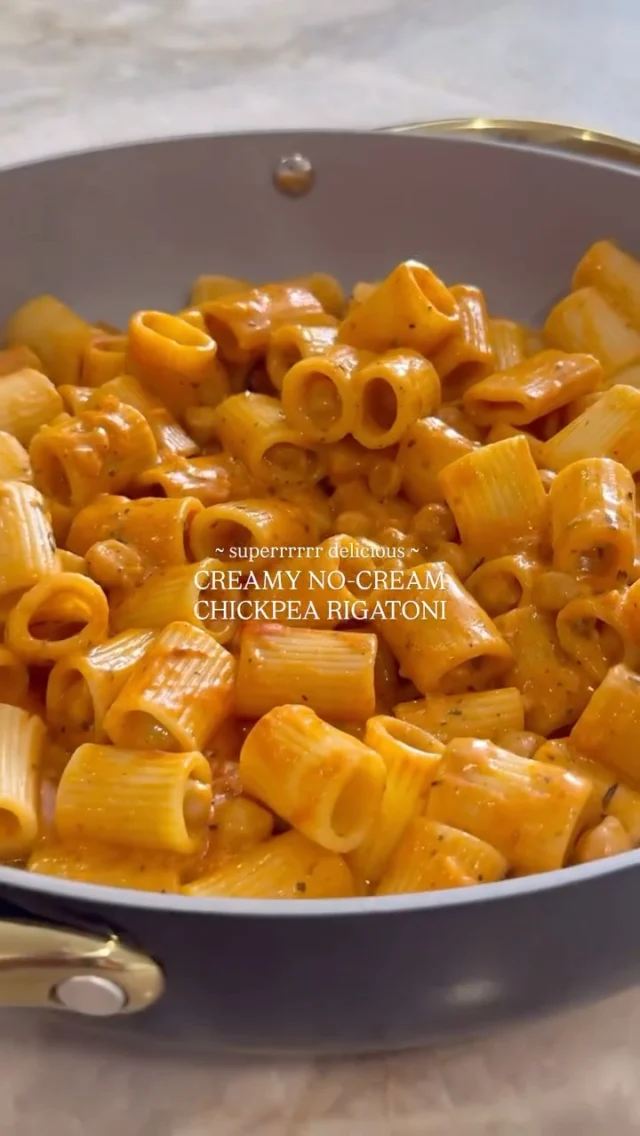 @kalejunkie CREAMY NO-CREAM CHICKPEA RIGATONI, a very delicious, low effort dinner that I promise everyone will love 🥰. I’ve had a lot of requests lately for more meat-free dishes that still contain both fiber and protein, so this is for you! 

Makes 6 servings 
3/4 lb rigatoni (or pasta shape of choice)
1 tb olive oil
2 tb butter, unsalted
3 large shallots, finely chopped
3 cloves garlic, mashed
2 tb tomato paste
1/4 cup reserved pasta water
1 15 oz can garbanzo beans, drained and rinsed
1 tb italian seasoning
1 tsk kosher salt
1/2 tsp crushed red pepper flakes
1 15 oz can coconut milk
1/2 cup parmigiano reggiano cheese, finely grated
Garnish: chopped parsley

In a large post, boil pasta and cook until al dente, reserving 1/4 cup of the pasta water. Next, in a large skillet over medium-low heat, add the olive oil and butter. Once the butter has melted, add the shallots and sauté for about two minutes, until fragrant. Next add in the garlic, tomato paste, pasta water, chickpeas, italian seasoning, salt, and red pepper flakes, cooking for about 6-7 minutes. Finally, add the coconut milk, mix everything together, and then add in the cooked pasta. Stir to ensure everything is coated well. Remove from the heat, then stir in the parmesan cheese. Mix again, serve and enjoy!

Using: @delallofoods mezzi rigatoni and @parmigianoreggiano.na