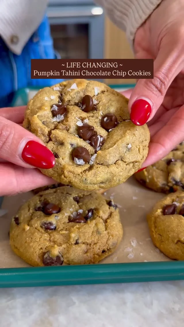 𝐅𝐨𝐥𝐥𝐨𝐰 @𝐤𝐚𝐥𝐞𝐣𝐮𝐧𝐤𝐢𝐞 𝐟𝐨𝐫 𝐦𝐨𝐫𝐞! 🎃 LIFE CHANGING PUMPKIN TAHINI CHOCOLATE CHIP COOKIES bc t’is the season! My original recipe went viral in 2018 and 8 years later, it’s still the most popular recipe on my blog. But the pumpkin version is actually my fav—I’ve made a few tweaks to improve the recipe, so follow the instructions below!

𝐂𝐨𝐦𝐦𝐞𝐧𝐭 𝐋𝐈𝐍𝐊 𝐭𝐨 𝐠𝐞𝐭 𝐦𝐲 𝐟𝐚𝐯 𝐭𝐚𝐡𝐢𝐧𝐢 𝐚𝐧𝐝 𝐭𝐡𝐞𝐬𝐞 𝐬𝐢𝐥𝐢𝐜𝐨𝐧𝐞 𝐛𝐨𝐰𝐥 𝐜𝐨𝐯𝐞𝐫𝐬! 𝐓𝐡𝐞𝐲 𝐚𝐫𝐞 𝐥𝐢𝐟𝐞 𝐜𝐡𝐚𝐧𝐠𝐢𝐧𝐠 (𝐥𝐢𝐤𝐞 𝐭𝐡𝐞 𝐜𝐨𝐨𝐤𝐢𝐞𝐬 𝐥𝐨𝐥)!

Makes 12 cookies
1 cup almond flour
3/4 cup tahini (the more liquidy the tahini, the better)
2 tb pumpkin puree
1/3 cup maple syrup
1 egg (or flax egg if vegan)
2 tbsp pumpkin pie spice
1 tsp baking soda
1 heaping cup of chocolate chips 
sea salt flakes for topping

Preheat oven to 350F. Add all ingredients to a bowl and mix well. Cover and chill the dough for at least 30 minutes. Scoop 12 cookies onto a parchment line baking sheet. Bake for 18-22 minutes. They will be SOFT. Let them settle for a few minutes before eating. The key with these cookies is to slightly undercook them, so that they are nice and crispy on the outside and SUPER CHEWY on the inside. Sprinkle sea salt flakes on top.