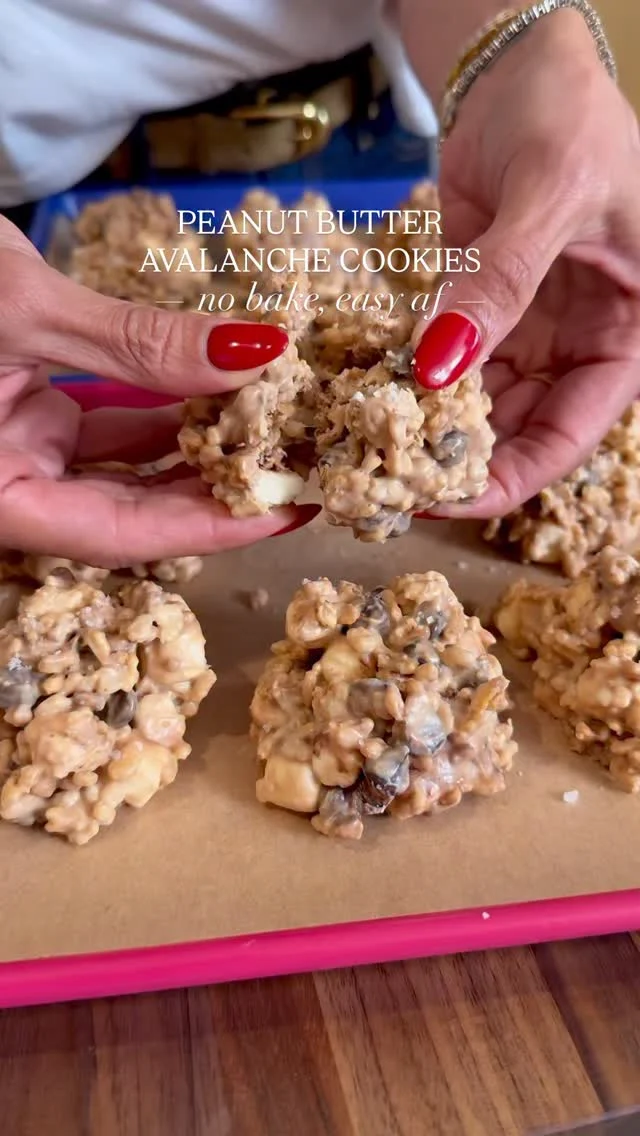 @kalejunkie Who’s going to make these 5 ingredient NO BAKE PB AVALANCHE COOKIES?!?! I don’t crave sweets that often but when I do, it needs to be easy. This is it—a recipe so quick and foolproof, a kid could do it (weekend activity, mamas?). These are fantastic to store in the freezer to enjoy all season long. ⁣
⁣
Comment LINKS for my cute baking trays and items used in this video!⁣
⁣
Makes 18-24 cookies⁣
3 cups puffed rice cereal⁣
1 1/2 cups marshmallows of choice⁣
1/4 cup mini chocolate chips (optional, (I used dairy free)⁣
2 cups white chocolate chips (I used dairy free)⁣
1 tsp coconut oil⁣
3/4 cup creamy natural peanut butter⁣
⁣
In a large bowl, mix together the cereal, marshmallows and mini chocolate chips, if using. Next, in another bowl, add the white chocolate chips and coconut oil. Microwave in 2-3, 30-second increments until completely smooth melted. Stir in the peanut butter and mix until smooth. Line of baking sheet with parchment paper. Scoop 2-3 tb of the mixture and drop onto the baking sheet. Depending on how big or small your cookies are you might get 18, you might get 24! Or if you make big ones, you’ll get 12 😜. Refrigerate for 30 minutes to set and then enjoy. You can store in the fridge for one week or in the freezer for up to two months.⁣
⁣
Brands used: @wholefoods puffed rice cereal, marshmallows and natural pb, @enjoylifefoods dairy free white chocolate chips

#nobakedessert #avalanchecookies #kidfriendlyfood