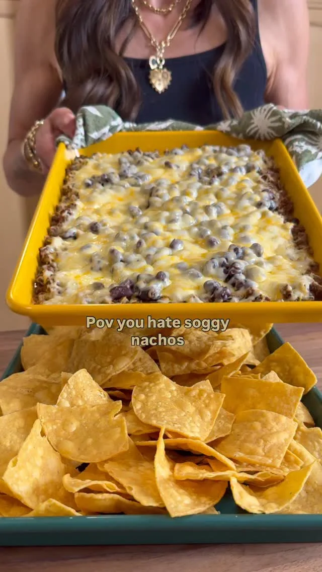 @kalejunkie “sliding nachos” are trending and as someone who hates soggy food in general, I thought this was a fun way to keep things crunchier, longer! Would you try this method or stick to what you’ve been doing?

Comment LINK if you want me to DM you my colorful baking sheets!

#trending #slidingnachos