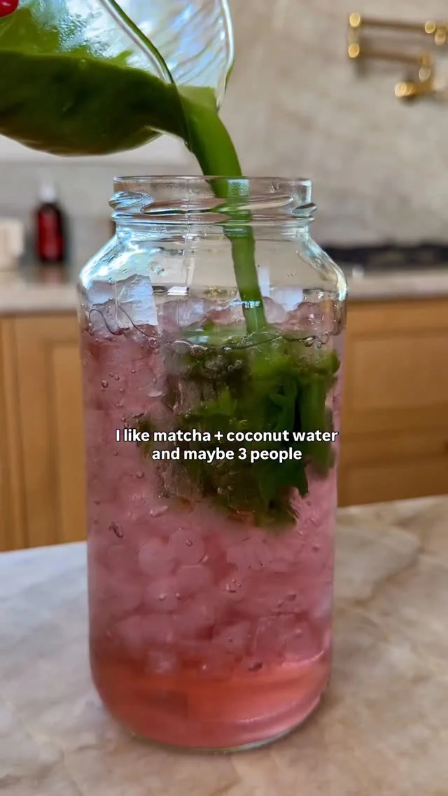 @kalejunkie 🍵🥥 Don’t knock it until you try it, but this is now my fav iced matcha combo. You need pebble ice (essential), @harmlessharvest coconut water (also essential) and matcha. mix it up and enjoy! 𝐂𝐨𝐦𝐦𝐞𝐧𝐭 𝐌𝐀𝐓𝐂𝐇𝐀 𝐚𝐧𝐝 𝐈 𝐰𝐢𝐥𝐥 𝐃𝐌 𝐲𝐨𝐮 𝐚𝐥𝐥 𝐨𝐟 𝐦𝐲 𝐦𝐚𝐭𝐜𝐡𝐚 𝐞𝐬𝐬𝐞𝐧𝐭𝐢𝐚𝐥𝐬!🙂 #matcha