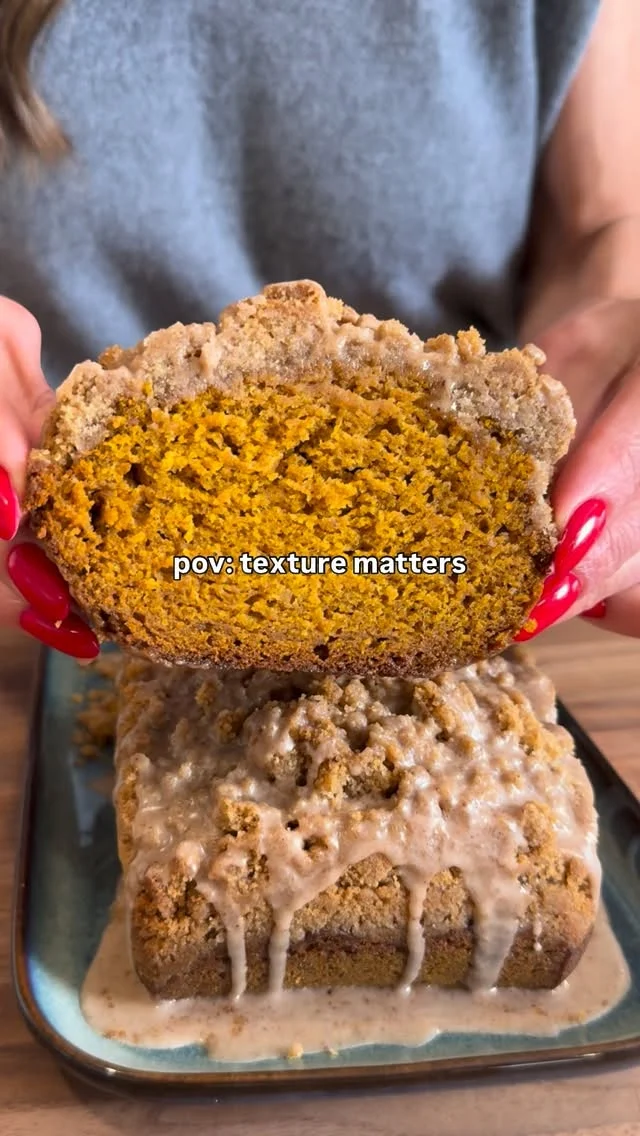 @kalejunkie GF PUMPKIN STREUSEL LOAF 🎃🍞 she is beauty, she is grace, and YES—you need to cancel your plans and stay home to make this! If needed, you can sub oat flour for the gf all/purpose flour, it won’t be as fluffy but it will taste the same (I tried!) 😃 

Makes 12 servings
1/3 cup maple syrup
1/2 cup coconut oil, melted & cooled 
2 eggs, room temp 
1 1/4 cups pumpkin puree
2 tsp vanilla extract
1 3/4 cup gf all-purpose flour (@bobsredmill gf 1:1 baking flour)
1 1/2 tsp baking soda
1/2 tsp kosher salt
1 1/2 tb pumpkin pie spice 

Topping
3/4 cup gf all-purpose flour (@bobsredmill gf 1:1 baking flour)
1/4 cup coconut oil
1 1/2 tb pumpkin pie spice
1/2 cup coconut sugar

Glaze
2 cups powdered sugar
2 tsp pumpkin spice 
3 tb water

Preheat oven to 350F. Line a 9x5 loaf pan with parchment paper and set aside. In a large bowl, whisk together the maple syrup, melted coconut oil, vanilla and eggs, until smooth. In another large bowl, mix together the dry ingredients. Pour wet into dry and gently mix until you don’t see any clumps of flour. Transfer the batter to the loaf pan  and ensure it is even. Next, make the streusel. Add streusel ingredients to a small bowl and use your hands to mix—this should be clumpy. If it’s too dry, add a touch more coconut oil. Spread streusel evenly over the loaf. Bake for 50-52 minutes or until a toothpick comes out clean. To make the glaze, whisk together the glaze ingredients until completely smooth. Once the loaf has cooled completely, pour the drizzle on top. Cut into 12 slices and enjoy!