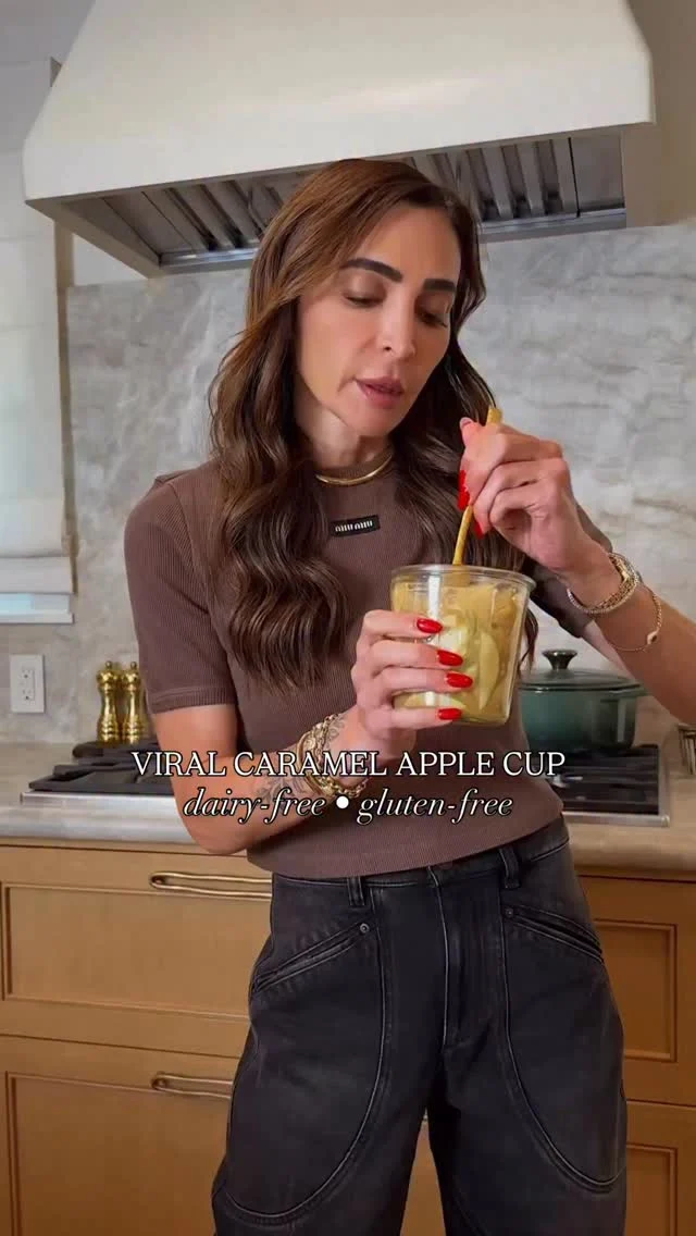 @kalejunkie viral caramel apple cup 🍏 the key is slicing the apples really thin and the other key is using my homemade date caramel sauce. Then this simple snack is actually elite :)

Comment LINKS for my mandolin and jars and I will DM you!