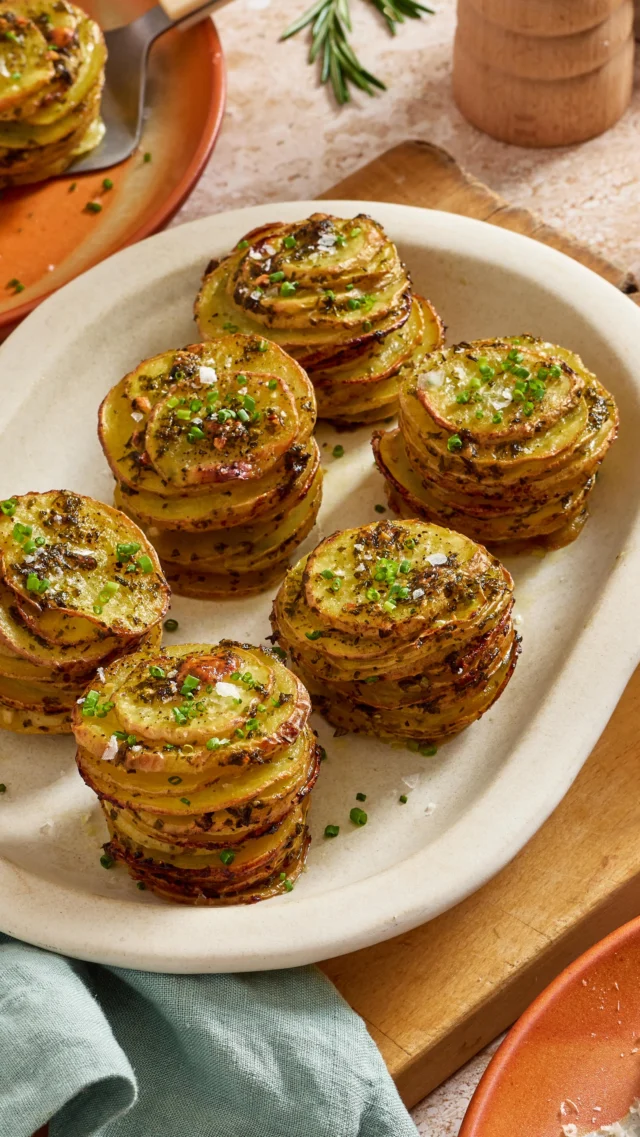 @kalejunkie GARLIC & HERBS POTATO STACKS! ⁣Comment RECIPE and I will DM it to you NOW!!! 🙂 I am officially ready for Thanksgiving and I’m starting strong with my favorite food category—carbs—in the form of crunchy potato stacks that might just change the way you eat potatoes forever 😙 This recipe is the perfect side dish and EASY to make, and they look fancy! You can also do all the prep work in advance and bake closer to when you are ready to serve. Easy peasy.  #thanksgivingrecipes