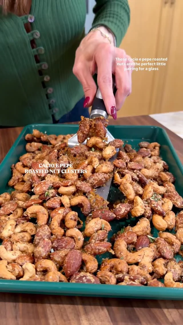 @kalejunkie CACIO E PEPE ROASTED NUTS with fresh rosemary, for a perfect little pairing for a glass of wine or cocktail this holiday season. They come out of the oven in these chunky clusters that are so incredibly delicious! I saw this idea from @thefoodarrondissement and had to try, changing the proportions a bit to form clusters 🙃
⁣
SAVE this post and FOLLOW @kalejunkie for more ideas and easy recipes!⁣
⁣
Makes 2 cups⁣
1 cup raw cashews⁣
1 cup raw almonds⁣
1/4 cup melted butter, salted⁣
3/4 cup freshly grated parmigiano reggiano cheese⁣
1 tb ground black pepper⁣
Garnish: 1 tb fresh rosemary, finely chopped⁣
⁣
Preheat oven to 350F. In a bowl, add all of the ingredients and mix to coat well. It will look a little dry, but that’s OK because the cheese will melt. Spread the nut mixture onto a baking sheet in a single layer and bake for 15 to 16 minutes until golden and brown (not burned!). Let cool and then go in and break up the clusters. Sprinkle with fresh rosemary and serve. Store leftovers in a covered container in the fridge for one week.⁣ #winepairings #mixednuts #holidayappetizers