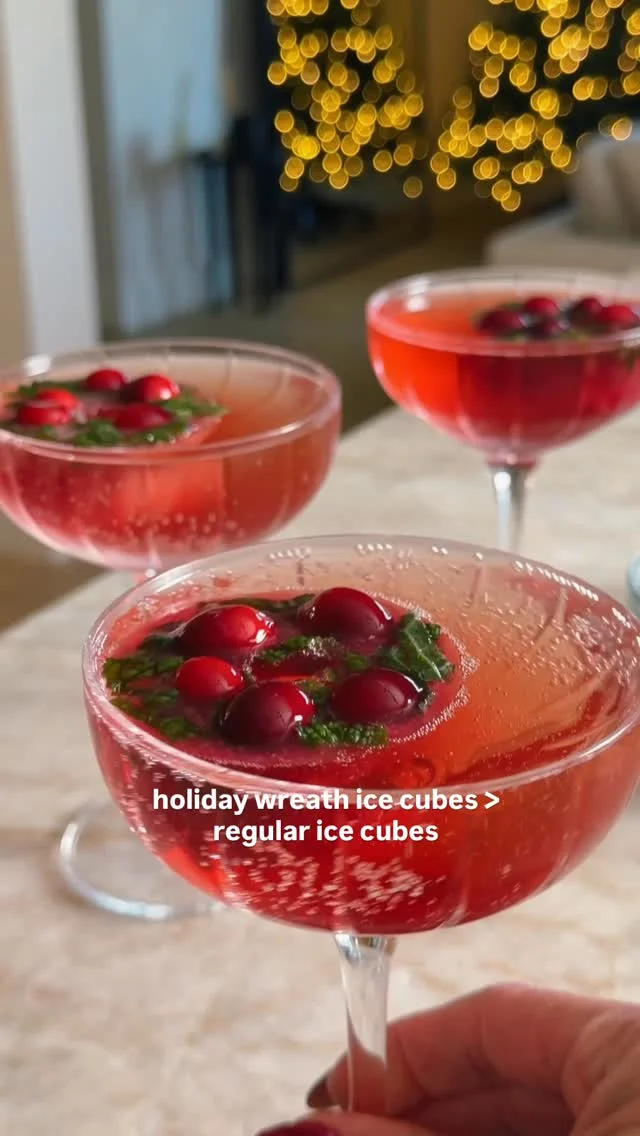 @kalejunkie comment LINK for the molds so you can make these HOLIDAY WREATH ICE CUBES! Perfect to add to your holiday cocktails, mimosas, and mocktails!⁣
⁣
1 cup cranberries⁣
1/2 cup fresh mint, chopped⁣
1 can lemon lime @drinkolipop⁣
1 cup @pomwonderful pomegranate juice⁣
⁣
Add everything to small donut molds and freeze overnight. I added to glasses and served with some Veuve bc I’m fancy like that but you do you!⁣
#holidayentertaining #icecubes