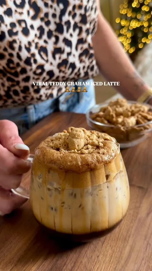 @kalejunkie 🧸 VIRAL TEDDY GRAHAM LATTE (lower sugar), bc teddy bears are everywhere this holiday season thanks to Ralph Lauren and this drink is delicious! Think cinnamon, graham crackers, espresso and your favorite milk, then topped with crushed grahams and a cute bear 🤌🏼⁣
⁣
Comment LINK and I will DM you what I used and what I am wearing! 😏⁣
⁣
1 tb monk fruit brown sugar (or reg brown sugar)⁣
1/4 tsp cinnamon⁣
1/2 tsp sugar free vanilla syrup (optional)⁣
1 tsp honey⁣
2 shots espresso (or strong coffee)⁣
3/4 cup milk of choice ⁣
Crushed graham crackers for topping⁣
⁣
In a mug/glass, add brown sugar, cinnamon, vanilla syrup (if using), honey and espresso. Whisk well until you get more of a foamy, frothy mixture. Add a handful of ice, then pour in your milk. Top with crushed graham crackers and enjoy!⁣
#teddygrahamlatte #coffeedrinks