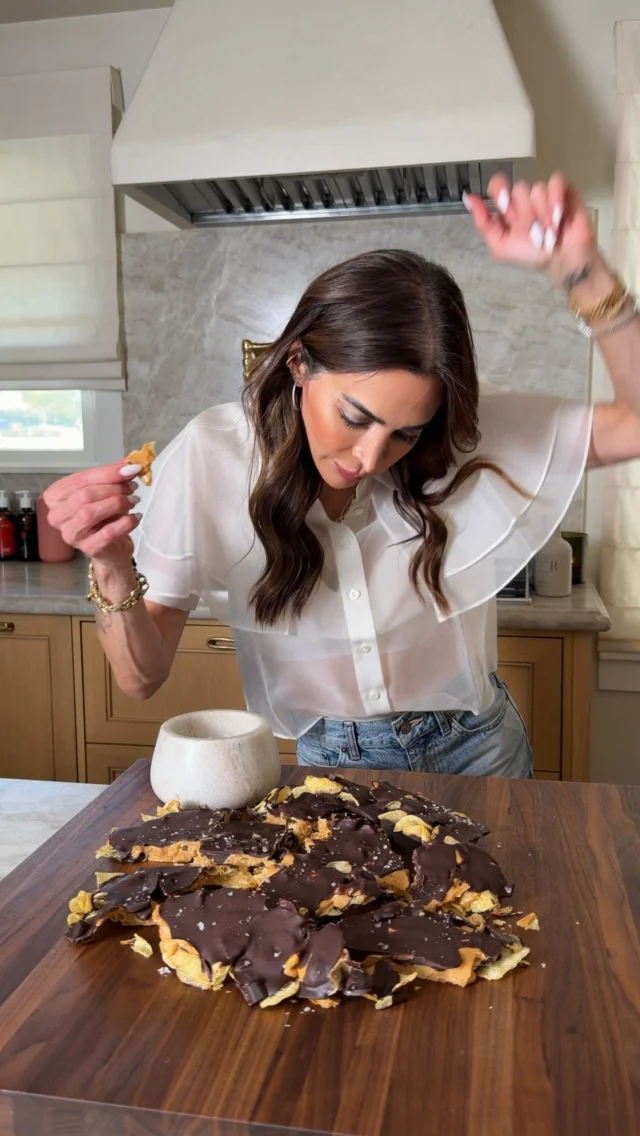 @kalejunkie CHOCOLATE TOFFEE CHIP BARK, because a little indulgence never hurt anyone 😏 and the flavor combo here is the best—salty chips, crunchy toffee, and chocolate on top, broken up into pieces to enjoy all week long. Store in the fridge. IB: @melissas_healthykitchen pretzel bark ❤️⁣
⁣
Be sure to SAVE this post and FOLLOW @kalejunkie for more!⁣
⁣
Toffee⁣
2 sticks butter, room temperature⁣
1 cup granulated sugar⁣
1/2 tsp salt (very important!)⁣
⁣
4 cups potato chips⁣
1 1/2 cups chocolate chips/gems⁣
Flaky salt⁣
⁣
Spread chips onto a quarter baking sheet, the make the toffee. You need full attentiveness to have success making toffee. In a small pot, add room temp butter, sugar and salt over medium heat. You need to stir gently and constantly for 10-12 minutes until it turns brown and you have liquid toffee. Then immediately pour it over the chips. Add chocolate chips right away so they melt. Freeze for 5 minutes until the chocolate sets. Break into pieces and enjoy! #toffee #holidaytreats #toffeebark