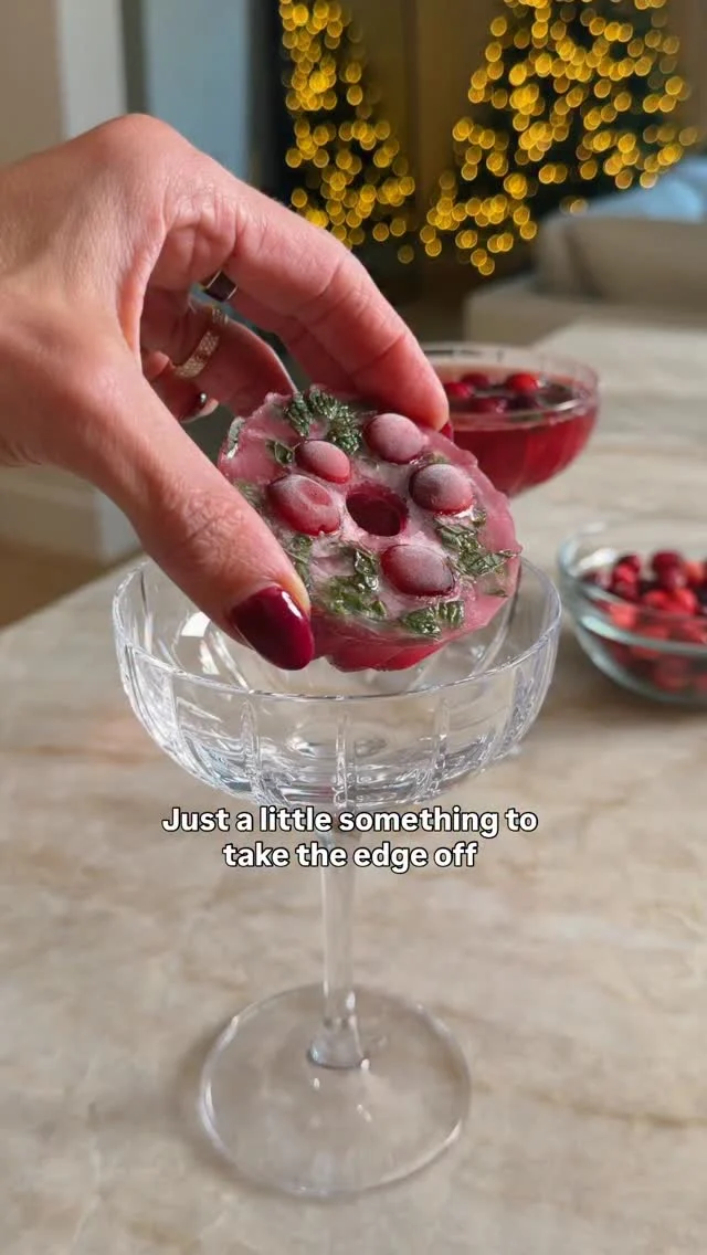 FOLLOW @kalejunkie for more festive ideas and holiday eats! These wreath cubes are the best addition to your holiday table! I even busted out my veuve for the special occasion :) ENJOY!