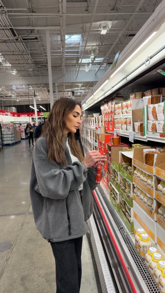 10 favorite things I picked up on my Costco run—including my favorite @chomps grass-fed and finished meat sticks. I hate being hungry when I am out running errands and Chomps meat sticks always come in handy—you can find them in my purse at all times! Each meat stick contains 10g protein with 0g sugar, and keep me satisfied until it’s time for my next meal. Grab them on your next @costco run and if you love Chomps too, let me know your favorite flavor below! #chompspartner