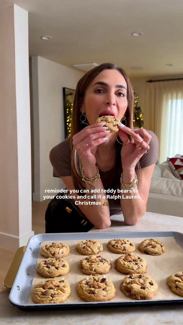 @kalejunkie 🍪 GF BROWN BUTTER TOFFEE CHOCOLATE CHIP COOKIES, no chill time required! Top them with a teddy graham and just like that you have a Ralph Lauren Christmas 🧸 These cookies are thick, with crunchy edges and a soft texture inside—the ultimate holiday cookie. And they freeze well too!!⁣
⁣
👉🏼 Comment LINKS for everything used in this video—mini food processor, gold mixing bowls, etc! ⁣
⁣
Makes 24 cookies⁣
1 cup unsalted butter⁣
2 1/2 cups gluten free 1:1 flour (I use @bobsredmill 1:1) or regular all purpose flour (do not pack it in tightly, just level a measuring cup)⁣
1 tsp baking soda⁣
1 tsp salt (@diamondcrystalsalt)⁣
3/4 cup brown sugar (or coconut sugar)⁣
1/2 cup granulated sugar⁣
1 egg + 2 egg yolks, room temperature ⁣
1 tb vanilla extract ⁣
1 1/4 cups chocolate chips (@ghiradelli)⁣
3/4 cup toffee chips ⁣
24 teddy grahams (optional)⁣
⁣
Preheat oven to 350F. Brown the butter. Add the butter to a small saucepan over medium-low heat. Let melt, stir constantly until the butter foams and browns and you see brown bits on the bottom. Remove from heat, transfer to a bowl to let cool. Next, make the cookie dough. In a large bowl, mix together the flour, salt and baking soda. Set aside. Then, using a stand mixer or hand mixer, beat the sugars and cooled butter, about 3 minutes, then add in the eggs and vanilla, mixing 1 minute more. Add in half of the dry mixture, mixing on a low speed until just combined, then add in the remaining. Don’t over mix, especially if you are using regular AP flour. Fold in the chocolate chips and toffee bits. The dough will be thick, that’s great! No chill time required, but you can, up to 24 hours! When ready to bake, line two baling sheets with parchment paper. Use cookie scoop to form big balls (~ 3tb) of dough and place them 3 inches apart. Press a teddy graham on top of each one, if using. Bake 10-12 minutes on the middle rack in the oven. The edges should be golden and the top should be relatively soft. Remove from oven and let cool for a few minutes and enjoy!⁣
#holidaybaking #cookieseason #holidaycookies #christmascookies ⁣
⁣
⁣
⁣
⁣
⁣