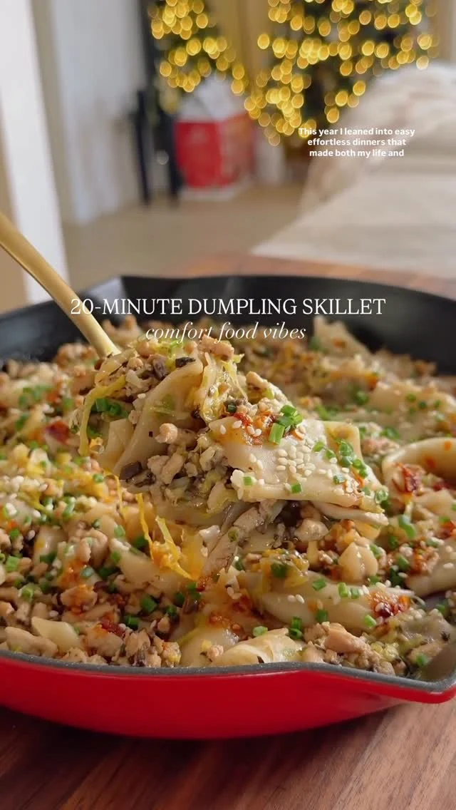 @kalejunkie this 20-MINUTE DUMPLING SKILLET is an easy and very delicious one pan dinner that’s a spin on the viral dumpling lasagna!😍😍 Using the wontons as noodles turns this dish into the ultimate comfort meal, packed with protein and all the veggies too! My boys devoured this, so I can confirm it’s also picky kid approved! ⁣
⁣
SAVE this post and FOLLOW @kalejunkie for more easy, effortless meals like this! 😊⁣
⁣
Makes 4 servings⁣
2 tb avocado oil⁣
1 Ib ground pork⁣
1/3 cup low sodium soy sauce ⁣
2 tb sesame oil⁣
3 tb mirin (or shaoxing wine)⁣
3 tb oyster sauce⁣
10 mushrooms, finely chopped⁣
2 cups napa cabbage, chopped⁣
4 green onions, chopped⁣
1 tb fresh ginger, minced⁣
2 cloves garlic, mashed⁣
1 package wonton wrappers, cut into squares⁣
Chili crunch & green onions for garnish⁣
⁣
In a large skillet over medium heat, add the avocado oil. Once the skillet is hot, add the pork and cook through, breaking it down into tiny pieces. Add the soy sauce, sesame oil, mirin and oyster sauce, stirring to incorporate well. Next add in all the veg—mushrooms, cabbage, green onions, ginger and garlic. Cook for about 5-6 until the cabbage has wilted then turn heat off. Meanwhile, boil a large pot of water. Once boiling, add the wontons. Let cook in the water for 3 minutes until softened, then transfer immediately into the pan with the meat mixture. Toss to coat everything well. Plate immediately and enjoy with chili crunch and chives on top. ENJOY!⁣
#dumplingskillet #onepanmeals #weeknightdinner #dinnerin20