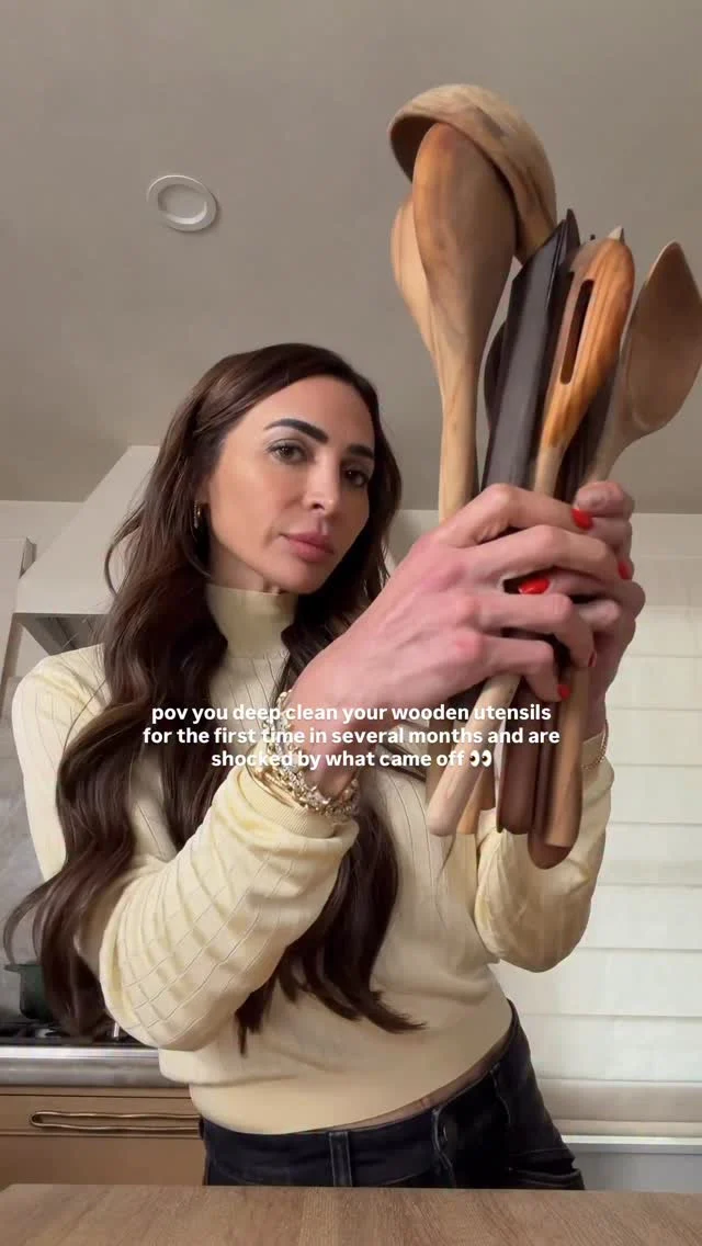 @kalejunkie 👈🏼 it’s time to adult and clean your wooden utensils! 😳 Wood utensils are the BEST—they are non-toxic and if you care for them properly, will last several years. But wood is porous, so if you don’t give them a good clean every few months, they can smell because they trap food particles, harbor bacteria, and leave oil residue. I do this every few months. Simply boil your utensils in boiling water for 20 minutes. Don’t do it longer than that or you run the risk of the wood cracking. I add the juice of 1/2 lemon and 1 tablespoon of baking soda, which deodorizes the spoons. Then run under warm water and let air dry. Oil them with a food grade mineral oil and you are good to go. Good as new. Comment LINKS and I will DM you everything I use! Inspired by my friend @itsnicolejaques ❤️. #cleaningtips #homecleaning