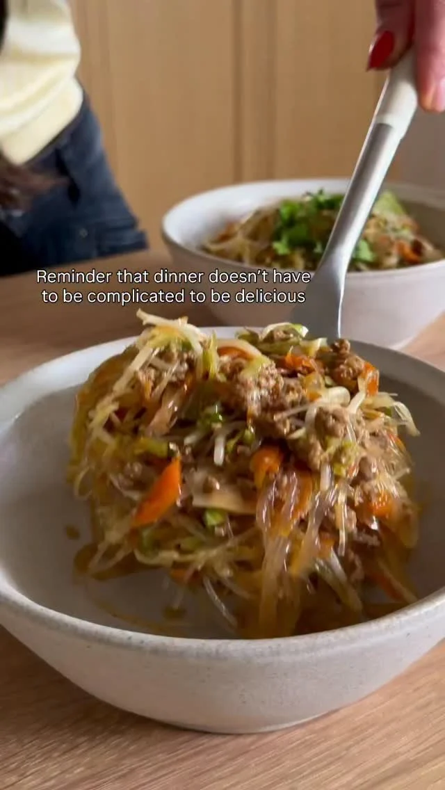 EGG ROLL NOODLE BOWLS- FOLLOW @kalejunkie FOR THE RECIPE