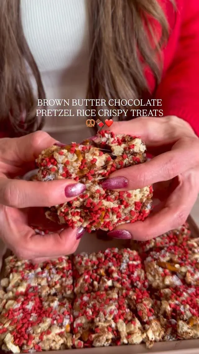 @kalejunkie ♥️🍫🥨 BROWN BUTTER CHOCOLATE PRETZEL RICE CRISPY TREATS for Valentine’s Day, using @hukitchen Dark Chocolate Baking Chips. Hu is a household name at this point—I use this brand in all my baking and treats because the ingredients are SIMPLE, organic, fair trade and it tastes AMAZING! You can find these baking chips at Whole Foods, Sprouts and Target! #HuKitchen #hupartner⁣
⁣
Makes 18 bars⁣
1 stick unsalted butter⁣
1 10oz package mini marshmallows⁣
2 tsp vanilla extract⁣
6 cups rice crispies cereal (or similar)⁣
2 cups pretzels, crushed⁣
3/4 cup @hukitchen dark chocolate baking chips⁣
3 tb valentines sprinkles of choice⁣
⁣
In a large pot on the stove, melt the butter over low-medium heat. Stir until the butter begins to brown and you start to see the brown flecks, about 4 to 5 minutes. Turn the heat off then add in the marshmallows and vanilla extract and stir until completely smooth. Add in the cereal, crushed pretzels, chocolate chips, and sprinkles (if using), stirring to coat well. Transfer to a 9x11 baking dish, pressing down evenly using a spatula or the palm of your hand. Add some extra sprinkles on top. Cut into 18 pieces and enjoy!⁣