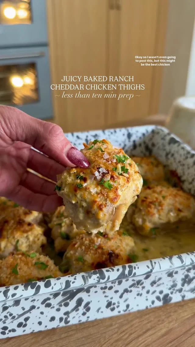 👉🏼 @kalejunkie JUICY BAKED RANCH CHEDDAR CHICKEN, a frickin winner winner chicken dinner, with less than 10 minutes of prep required 👏🏼👏🏼! This recipe takes the cake in terms of how easy it is to prep and how quickly it all comes together. Once it comes out of the oven, I take the juice at the bottom of the pan and pour it on top and wowwww. My kids love this chicken and if you are wondering what to serve it with, I serve it with jasmine rice and broccoli. To keep this even lower in carb, just leave the panko off all together and you are good to go! I’ve seen a few different versions of this floating around—mostly using mayo, but since I don’t like mayo, Greek yogurt it is and wow. Like I said, WINNER!⁣
⁣
8 boneless, skinless chicken thighs⁣
1/2 cup Greek yogurt⁣
2/3 cup shredded cheddar cheese⁣
2 cloves garlic, minced⁣
2 tb ranch seasoning (I used Trader Joe’s, but use any brand you can find!)⁣
1/3 cup panko breadcrumbs⁣
Garnish: 1/4 cup parsley, chopped⁣
⁣
Preheat oven to 400F. Pat chicken dry. Spray a baking tray lightly with cooking spray and lay the chicken down in an even layer. In a bowl, mix together the yogurt, cheddar, garlic and ranch seasoning until you get a thick paste. Spread it out evenly on top of the chicken. Add panko breadcrumbs on top. Bake for 40-45 minutes or until the chicken has reached an internal temp of 165F. At the 40 minute mark, I like to turn on the broiler and broil for the last few minutes to get a nice brown crunchy top. Remove from oven. Drain liquid from the bottom of the pan and pour over the top, if desired. ENJOY! #chickenrecipes #lowcarbrecipes #kidfriendlyrecipes