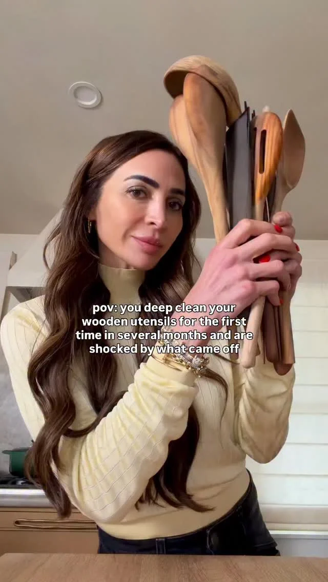 Comment LINKS and I will DM you everything I use! it’s time to adult and clean your wooden utensils! 6g Wood utensils are the BEST-they are nontoxic and if you care for them properly, will last several years.

But wood is porous, so if you don’t give them a good clean every few months, they can smell because they trap food particles, harbor bacteria, and leave oil residue. I do this every few months. Simply boil your utensils in boiling water for 20 minutes. Don’t do it longer than that or you run the risk of the wood cracking. I add the juice of 1/2 lemon and 1 tablespoon of baking soda, which deodorizes the spoons. Then run under warm water and let air dry. Oil them with a food grade mineral oil and you are good to go. Good as new.
