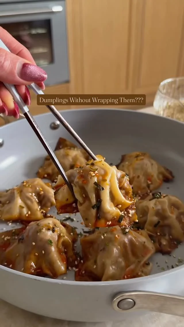 🥟 The viral NO FOLD DUMPLINGS are quite simply, genius! If you want all the vibes and flavors of a wrapped dumpling without the hassle of wrapping them, make these. Ashley aka @theproteinsnackqueen aka my Armenian sister from another mister was in town and we made them together—safe to say, we are obsessed and will be making them again! If you make them, do not skip the dipping sauce because that is where the magic happens!⁣
⁣
SAVE this post, SHARE with friends and FOLLOW both accounts for more meal & snack inspo!!⁣
⁣
Makes 4 servings⁣
Dumplings⁣
1 lb ground chicken⁣
4 green onions, sliced thin⁣
1 tb fresh grated ginger⁣
3 cloves garlic, minced⁣
1 tb sesame oil⁣
3 tb dark soy sauce (or low sodium soy sauce)⁣
1/2 tsp white pepper (or ground black pepper)⁣
1/2 tsp kosher salt⁣
1 package wonton wrappers⁣
⁣
Optional garnishes: furikake seasoning & chili oil⁣
⁣
Dipping sauce⁣
1/2 cup low sodium soy sauce⁣
2 1/2 tb rice wine vinegar⁣
1 tb sesame oil⁣
2 cloves garlic, minced
2 tsp grated/minced ginger ⁣
1 tb sriracha sauce⁣
2  sesame seeds⁣
1 green onion, sliced (optional)⁣
⁣
In a bowl, mix together the chicken, green onion, ginger, garlic, sesame oil, soy sauce, pepper and salt. Mix well until everything is fully incorporated. Lightly spray a non stick skillet with avocado oil, over medium heat. Once the pan is hot, take a cookie scoop and form round balls of meat and drop them into the pan. Let them cook undisturbed for 2 minutes, then top each ball with a wonton wrapper, gently pinching the edges around each ball. Lightly spray the tops with more avocado oil spray, now pour in 1/3 cup water around the edges and cover the pan until the water evaporates. Lift the cover, add 1/3 cup more water, and repeat until the chicken is cooked through. Serve with dipping sauce and enjoy!⁣
#viralrecipes #foodtrends #nofolddumplings #blanketdumplings