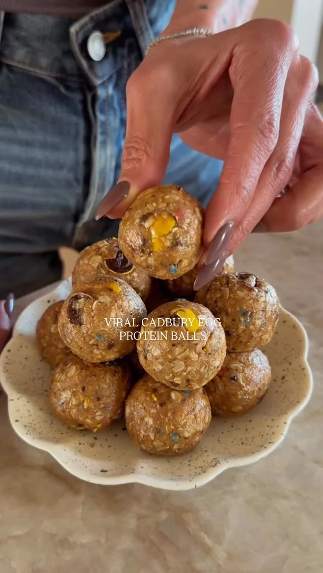 @kalejunkie VIRAL CADBURY EGG PROTEIN BALLS! I have been seeing these all over and ofc, you know I love a good food trend and you also know I will tell you which ones to avoid. These are GREAT and so simple to make, and totally hit the spot to get a little nostalgia of Cadbury chocolate into a protein ball :)

Comment LINK for everything I used in this video!

SAVE this post, SHARE with friends, and FOLLOW @kalejunkie for more fun recipes!

2 cups quick cook rolled oats
1 cup vanilla protein powder of choice (or 3 scoops)
1/4 tsp salt
1 cup creamy peanut butter
1/2 cup honey
1/4 cup almond milk or cashew milk
1 cup mini Cadbury Eggs, crushed

In a large bowl, add the oats, protein powder, salt, peanut butter, honey, milk, and crushed Cadbury eggs. Mix well. I recommend using your hands to really incorporate everything well, and if it’s too dry, then simply add a few more tablespoons of the milk. Form balls and store in a large container. Pro tip, to form balls easier, spray the palm of your hands with cooking spray of choice. Refrigerate and enjoy for up to two weeks!