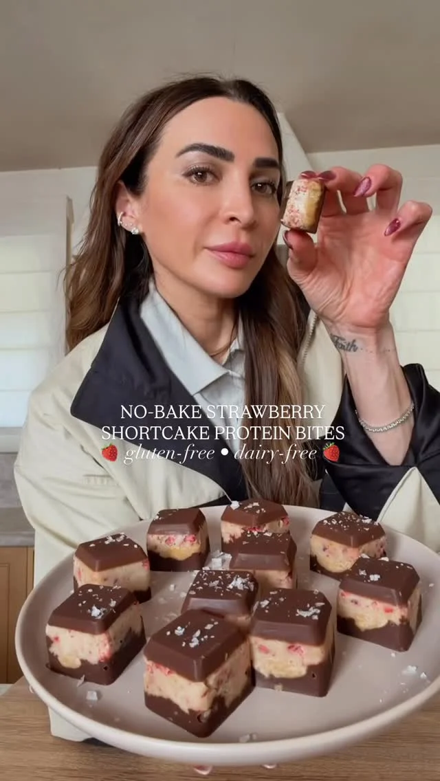@kalejunkie 🍓🍓 NO BAKE STRAWBERRY SHORTCAKE PROTEIN BITES, one of my fav sweet treats to always have on hand! The base is melted chocolate, then there’s a thick layer of edible strawberry shortcake cookie dough, cashew butter and a little more chocolate. Freeze and pop out a square or two anytime the sweet craving hits! SAVE this post, SHARE with friends and FOLLOW me @kalejunkie for more fun recipes!⁣
⁣
Comment LINK and I will DM you my ice cube trays and everything I use in my reels. ⁣
⁣
Cookie dough layer⁣
1 1/4 cups almond flour⁣
1/2 cup vanilla protein powder of choice ⁣
1/4 cup maple syrup⁣
1/4 cup coconut oil, melted and cooled⁣
1/2 tsp almond extract⁣
1 cup freeze dried strawberries, crushed⁣
⁣
Cashew layer⁣
1 cup creamy cashew butter⁣
⁣
Chocolate base/top⁣
1 cup mini chocolate chips⁣
2 tsp coconut oil⁣
⁣
First make the strawberry shortcake cookie dough. In a bowl, mix together the almond flour, maple syrup, coconut oil and almond extract. Fold in the freeze dried strawberries and set aside. Next, make the chocolate layer. Add chocolate chips and coconut oil to a bowl and microwave in 2-3, 30-second increments until melted and smooth. Pour a tiny amount into each ice cube cavity (~1/2 tsp). Freeze the tray for 5 minutes. Fill each cavity 3/4 way with cookie dough, pressing it in. Then add a small spoonful of cashew butter on top, followed by remaining chocolate. Freeze for 2 hours and enjoy with a little flaky salt on top. I like storing these in the freezer because they defrost quickly! ENJOY! #easyrecipes #nobakedessert #cookiedough