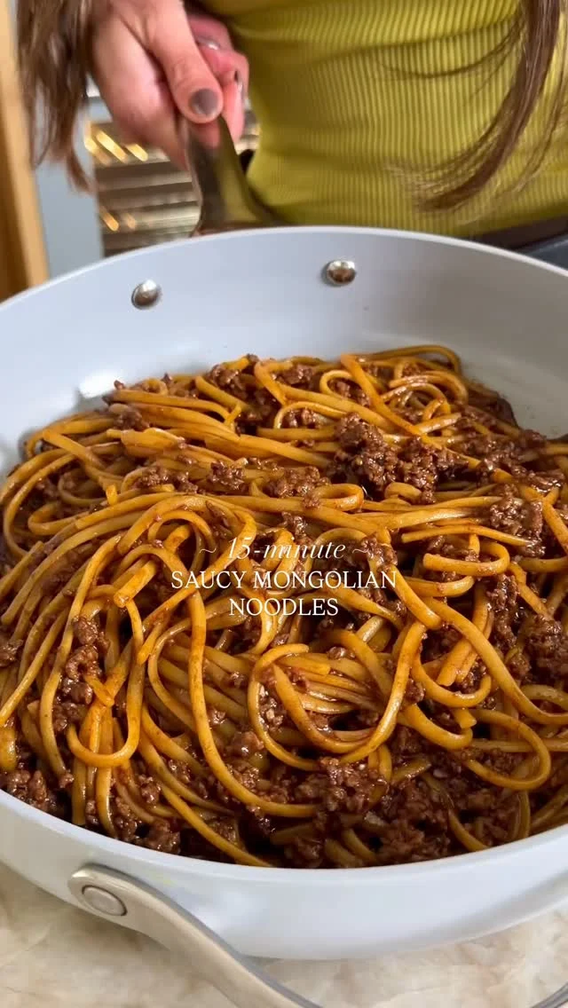 @kalejunkie SAUCY MONGOLIAN NOODLES, an easy 15-minute dinner packed with tons of flavor thanks to the SAUCE which clings to the noodles perfectly. I have another version of this recipe on my website using glass noodles, but using gluten-free linguine was the move here, for more of comfort food, takeout vibes!

Makes 4 to 6 servings
3/4 lb linguine (I used gluten-free)
2 tsp avocado oil
1 lb lean ground beef 
4 cloves garlic, minced
1 tb fresh ginger, minced
2 tb maple syrup
1/3 cup dark soy sauce (I love the flavor of dark, but you can use low sodium soy sauce or tamari)
1/4 cup hoisin sauce
1/2 cup beef broth
1 tsp crushed red pepper flakes (adjust as needed)
1 tb arrowroot/cornstarch/tapioca + 3 tb water)

Toppings: 
6 green onions, chopped
Chili crisp

Bring a large pot of salted water to a boil. Add the linguine and cook until al dente. Drain and set aside. Next, add the oil to a large pan over medium heat. Once hot, add the ground beef and mash into small pieces. When almost cooked through, add the garlic, ginger, maple syrup, soy sauce, hoisin, beef broth, and red pepper flakes, stirring well. In a small bowl, whisk together the arrowroot/cornstarch and water to form a slurry, then pour that in. Mix and let cook 2-3 more minutes until the sauce begins to thicken. Finally, add the linguine to the pot and toss everything to coat well. Serve and garnish with green onions and chili crisp. Enjoy!