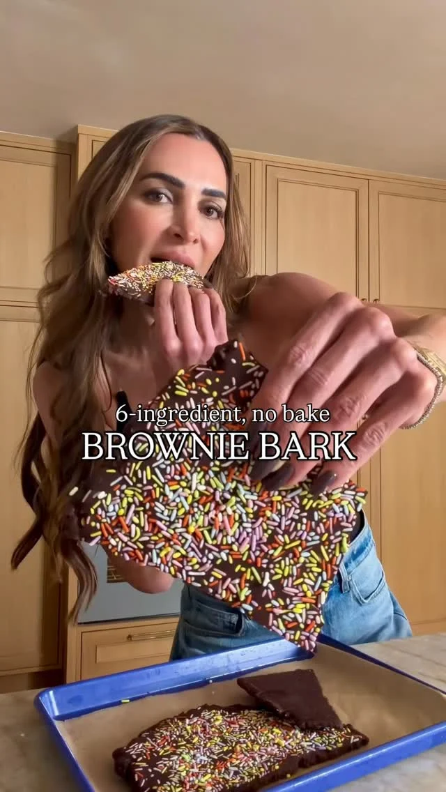 @kalejunkie ✨ NO BAKE 6-INGREDIENT BROWNIE BARK! My sweet tooth came out to play this week so I put a chocolatey twist on my cookie dough bark and it turned out insanely delicious! So this is your sign to make it and store it in the freezer in smaller pieces for whenever the sweet craving hits! You can enjoy this for a few weeks and I can’t wait for you to try it! ⁣
⁣
Comment LINKS for everything I used in this video and I will DM you now! 🔗 ⁣
⁣
1 3/4 cup almond flour⁣
1/4 cup unsweetened cocoa powder⁣
1/4 cup maple syrup⁣
1/4 cup melted coconut oil (I use refined to avoid the coconut flavor)⁣
2 tsp vanilla extract⁣
2 cups chocolate chips, divided⁣
1/2 cup sprinkles, optional⁣
⁣
In a bowl, mix together the almond flour, cocoa powder, maple syrup, melted coconut oil, and vanilla. Add in 3/4 cup of the chocolate chips. The mixture will be crumbly at first, but then it will come together. Press it down onto a parchment lined baking sheet. Melt remaining chocolate chips and pour it over the brownie mixture in an even layer. Add sprinkles if you feel fancy and freeze for at least one hour. Break apart into pieces and enjoy.⁣
⁣
#foodtrends #viralrecipes #cookiedough #cookiedoughbark #browniebark