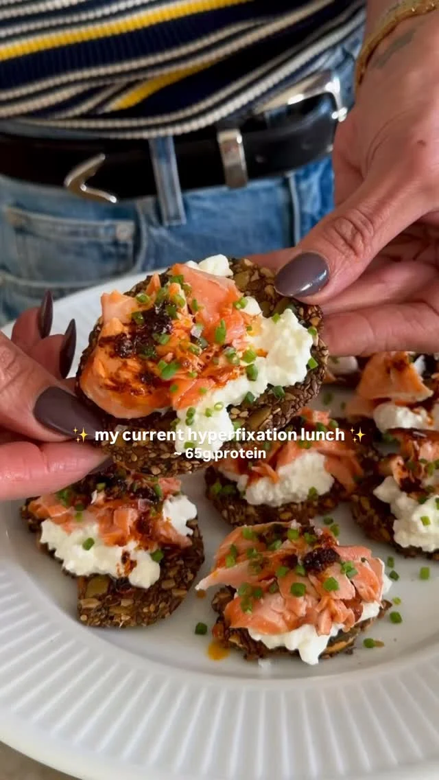 @kalejunkie MISO MAPLE SALMON PROTEIN PLATE with ~65g protein. The flavors here work so well, I literally crave this multiple times each week and it couldn’t be easier to make (so I double batch the salmon like you see here so I can!). PSA: these crackers I discovered from @ellasflats only have 1 net carb/serving and are high in fiber and protein because they are made with seeds! 🤤 ⁣
⁣
Makes 1 serving or 2 if sharing⁣
5 oz salmon filet⁣
1 tsp maple syrup ⁣
1 tsp white miso⁣
1 tsp sesame oil⁣
1 cup Good Culture non-fat cottage cheese⁣
5-6 crackers @ellasflats Everything crackers
Optional toppings: chives, chopped and chili crisp⁣
⁣
Turn broiler on high heat. Place salmon on a baking tray, skin side down. In a small bowl, whisk together the maple syrup, miso and sesame oil, then brush it all over the salmon. Broil for 8-9 minutes or until desired doneness (I like medium-rare). Shred with a fork. Spread crackers onto a tray, add cottage cheese, the salmon, and optional chives and chili crisp. ENJOY!