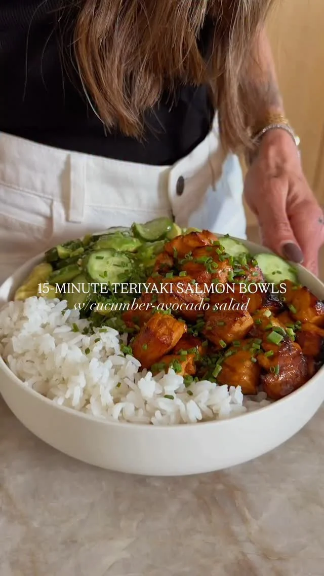 @kalejunkie ✨ 15-MINUTE TERIYAKI SALMON BOWLS with cucumber avocado salad—the dinner I had every night this week and let me tell you, there is no end in sight 😏! Broiling the salmon is a big time saver and the outside gets nice and crunchy, while staying soft in the center! The rest of the meal comes together with an addictive cucumber avocado salad that I often make on its own, the paired with jasmine rice. If you need a time saving shortcut for the rice, just buy it frozen and microwave it—that’s what I do! Either way, make this and let me know what you think. I am obsessed and I hope you will be too!⁣
⁣
SAVE this post, SHARE with friends, and FOLLOW me @kalejunkie if you want more easy meals like this!⁣
⁣
TERIYAKI SALMON⁣
1 1/2 lbs salmon, cut into cubes - I like to cut the skin off, but that is optional (I ask the butcher to do it!)⁣
1/2 cup coconut aminos (gives it that sweetness!)⁣
2 tsp toasted sesame oil⁣
2 tb honey⁣
1 lime, juiced⁣
1 tb freshly grated ginger (I just use ginger paste)⁣
2 tsp garlic powder⁣
⁣
SALAD⁣
4 Persian cucumbers, sliced⁣
1 avocado, chopped⁣
1 bunch scallions, finely sliced⁣
2 tsp toasted sesame oil⁣
2-3 tb rice vinegar⁣
1 tb sesame seeds⁣
1/2 tsp kosher salt⁣
⁣
To serve:⁣
2 cups cooked jasmine rice⁣
1 bunch chives, chopped⁣
⁣
Turn broiler on high. In a large bowl, add your cubed salmon. Toss well with coconut aminos, sesame oil, honey, lime juice, ginger, and garlic powder. Let sit for 3-4 minutes to soak up the flavors. Line a baking sheet with foil or parchment paper (parchment paper does burn a bit, but that’s ok!). Carefully transfer the salmon onto the baking sheet, and spread into an even layer. You might have to work in batches. Pop under the broiler on the top rack for 7-8 minutes, or until golden and crispy on top. Remove from the oven and set aside. While the salmon is in the oven, make the cucumber salad. In a bowl, add the cucumber, avocado, and scallions. Toss with sesame oil, rice vinegar, sesame seeds and salt. Finally, assemble your bowls, with rice on the bottom and then the salmon and cucumber salad on top. Garnish with chives and enjoy!