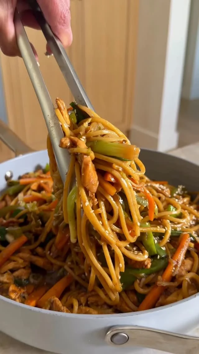 @kalejunkie ✨ 20-MIN SAUCY CHICKEN CHOW MEIN, the only chow mein recipe you need in your life. These days my boys are craving tons of noodles, so I’m always bringing it back to takeout vibes and finding ways to make things a little bit healthier. This version is packed with tons of chicken and veggies, and I’m using gluten free linguine to keep things a bit lighter. The magic is always in the sauce 😏. This recipe makes a lot of food, so you’ll likely have leftovers to enjoy throughout the week:)⁣
⁣
Makes 6 servings
CHICKEN:⁣
1 1/2 lbs chicken breast, sliced very thin⁣
2 tb dark soy sauce ⁣
1 tb arrowroot/cornstarch + 3 tb water, whisked into a slurry)⁣
3/4 lb linguine⁣
⁣
SAUCE:⁣
3 tb dark soy sauce⁣
3 tb low sodium soy sauce⁣
2 tb maple syrup⁣
2 tb oyster sauce⁣
2 tb water⁣
⁣
STIR FRY:⁣
3 tb avocado oil, divided⁣
1 tb grated ginger⁣
4 cloves garlic, minced⁣
2 bunches green onions, ends trimmed & cut in half⁣
1 green bell pepper, thinly sliced⁣
3 carrots, thinly sliced⁣
2 cups green cabbage, shredded⁣
2 cups bean sprouts⁣
⁣
Cut chicken into thin slices and add to a bowl. Pour soy sauce on top. Whisk together the arrowroot/cornstarch + water mixture and pour on top. Toss to coat well and let sit. Boil a large pot of water and cook the pasta until al dente. Drain and set aside. Next, prepare the sauce. Add the sauce ingredients to a small bowl, whisk well and set aside. Chop your veggies. Heat a large non-stick skillet on the stove over medium heat, along with 1 tb of the oil. Once the pan is hot, add the chicken and cook through, then transfer to a plate. Add remaining 2 tb of oil to the pan, then add the ginger and garlic. Saute for about 1 min until fragrant, then add in the onions, bell pepper, and carrots. Continue cooking about 4-5 min until the veggies begin to soften, then add the cabbage and sprouts, and continue stirring. Add the cooked pasta to the pot, and toss everything well, then add the sauce and toss well again. Add chicken and any juices back in. and once everything is coated well, remove the pan from the heat and serve. Garnish with sesame seeds and enjoy!
