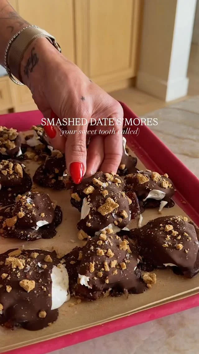 @kalejunkie SMASHED DATE S’MORES! These are the perfect bite size treat to keep on hand for when the sweet craving hits!I saw this idea from my friend @melissas_healthykitchen and had to make them. Simply smash medjool dates, add graham crackers of choice on top (I’m using @simplemills), marshmallow fluff (@tooniemoonieorganics), then melted chocolate (@hukitchen). Transfer to the freezer for 30 minutes, then enjoy! You can store these in a container in the refrigerator or freezer. ENJOY and be sure to follow me @kalejunkie for more easy recipes! 😘