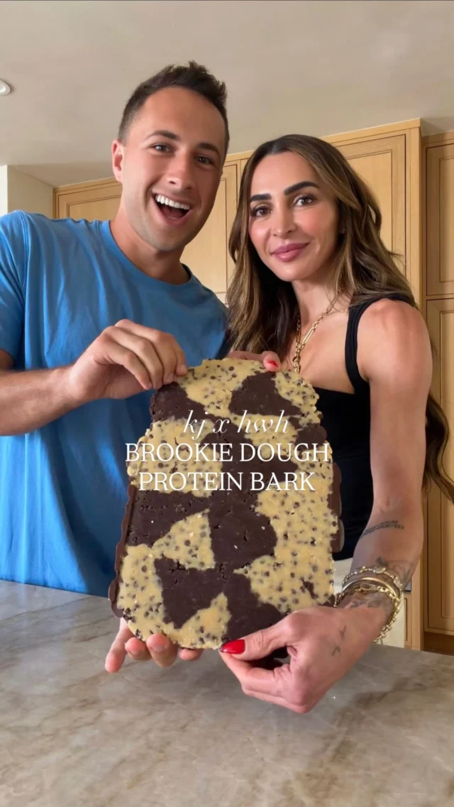 🍫 @kalejunkie x @healthwithhunter BROOKIE DOUGH PROTEIN BARK is here! We took my cookie dough bark recipe and turned it to a brookie—part brownie, part cookie, for the ultimate sweet treat! We added collagen powder for protein but you can also add your favorite protein powder if preferred, or leave it out entirely!⁣
⁣
SAVE this post, SHARE with friends and follow @kalejunkie for easy recipes and @healthwithhunter for healthy food tips and swaps!⁣
⁣
2 1/4 cups almond flour⁣
1/2 cup collagen powder or vanilla protein powder of choice ⁣
1/4 cup unsweetened cocoa powder⁣
1/2 cup maple syrup⁣
1/2 cup coconut oil, melted⁣
2 tb vanilla extract⁣
2 cups chocolate chips, divided⁣
Flaky salt topping⁣
⁣
In a large bowl, add the almond flour, maple syrup, coconut oil, and vanilla extract. Mix to fully combined. Add in 3/4 cup of the chocolate chips and mix to combine. The mixture will be crumbly at first, and that is okay! Take half the dough and put it into a separate bowl. Add the cocoa powder and mix well—that is your brownie batter. Line a baking sheet with parchment paper. Add dollops of the cookie dough batter and brownie batter and press down into a flat, even layer. Finally, melt the remaining chocolate chips. Add the chocolate chips to a small bowl and microwave them in 2-3, 30 second increments until melted and smooth. Pour on top of the bark and spread into an even layer. Sprinkle with flaky salt. Freeze for a minimum of one hour. Break into pieces and enjoy!⁣