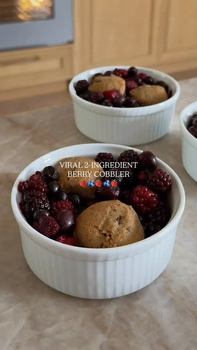 @kalejunkie VIRAL 2-INGREDIENT COBBLER 🍪 by now you know I cannot pass up trying out a viral food trend, especially an easy one like this. I approve! It’s SOOOO good and the perfect healthy treat! You can use any frozen fruit and any cookie dough and make it your own. I topped mine with a scoop of protein ice cream and it hit the spot 🤌🏼⁣
IB: @mgtaylor25⁣
⁣
Comment LINK for everything I used in this video!⁣
⁣
Preheat oven to 350F. Add one scoop of frozen berries to a large ramekin. Top with 2 frozen cookie dough balls (I used @sweetlorens lower sugar chocolate chip cookies). Bake for 13-15 minutes. Enjoy on its own or top with ice cream (I used @proteinpints cookie dough). ⁣
#viralrecipes #viralfoodtrends