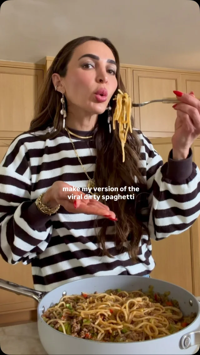 @kalejunkie try my version of the VIRAL DIRTY SPAGHETTI!  This trend is inspired by Cajun dirty rice, but swaps rice for pasta and let me tell you—it works. It’s a combination of ground beef and sausage, along with peppers, onions and tons of spices, making it “dirty.” The best part is that it comes together in one pan. I used gluten-free spaghetti simply because I find it easier to digest, but use any pasta you like. Totally worth trying!⁣
⁣
1 lb lean ground beef⁣
3/4 lb andouille sausage (or mild italian sausage)⁣
3 stalks celery, diced⁣
1 red, bell, pepper, diced⁣
1 green bell pepper, diced⁣
1 small onion, diced⁣
4 cloves garlic, mashed⁣
1 tsp onion powder⁣
1/2 tsp garlic powder⁣
1 tsp cumin⁣
1 tsp paprika⁣
1 tsp dried oregano⁣
1 tsp dried thyme⁣
1/2 tsp cayenne pepper⁣
1 1/2 tsp kosher salt⁣
1 tsp black pepper⁣
2 1/4 cups beef broth⁣
1 tsp Worcestershire sauce⁣
2 tb tomato paste ⁣
10 oz spaghetti (I used gluten free)⁣
Garnish: 1/2 cup sliced green onions⁣
⁣
In a large nonstick skillet, add the beef and sausage. Use a masher and break the meat down into little pieces until almost cooked through. Add in the celery, bell peppers, onion and garlic, stirring for 3 to 4 minutes until the veggies begin to soften. Add in all of the seasonings, mixing to coat well, then pour in the beef broth and Worcestershire sauce. Break the spaghetti in half and add it to the pan, making sure a coat the pasta well with the liquid. Cover the pan. Uncover every 3 minutes to stir again so the pasta doesn’t stick, until liquid is absorbed and pasta is cooked. Mix in the tomato paste and coat well. Remove from the heat. Garnish with green onions, serve and enjoy!