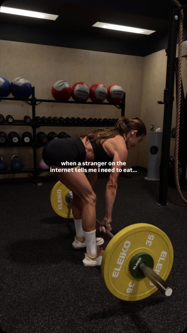 Do we all need a reminder that you can’t get stronger and grow muscles if you don’t eat?! My focus these days isn’t being smaller. It’s being stronger. Building muscle requires fuel.
Lifting heavier requires fuel. Recovery requires fuel. So if you’re seeing more muscle definition lately, it’s not because I’m eating less. It’s because I’m training hard and I cracked the code on what my body needs nutritionally in order to grow. Let’s stop projecting our own insecurities onto people putting in the work 👏🏼.