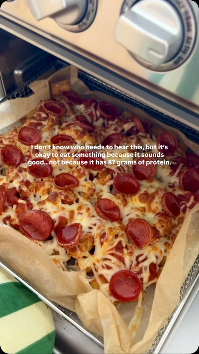 @kalejunkie 🍕 HOT HONEY PIZZA TOTS…because not everything in life needs to be packed with copious amounts of protein, you know? Some things are just nostalgic and that’s reason enough to enjoy them. Plus if you have kids, this is a winner! Thank you to @kim.thefoodie for the fun idea! ⁣
⁣
Comment LINK for everything I used in this video, including my fav stainless air fryer!⁣
⁣
3 cups tater tots of choice (Cascadian farms is the “cleanest” brand I’ve found but any works)⁣
1 1/2 cups pizza sauce⁣
1 1/2 cups shredded mozzarella cheese⁣
15-20 pepperoni slices⁣
Hot honey⁣
Red pepper flakes⁣
⁣
Spread tots into the air fryer basket on parchment paper. Air fry at 375F for 10-12 minutes until golden and crunchy. Spread pizza sauce on top, then mozzarella sauce, then pepperoni. Place back into the air fryer for 5-6 more minutes until the cheese has melted and the pepperoni is crispy. Drizzle with hot honey and sprinkle with red pepper flakes. Enjoy!