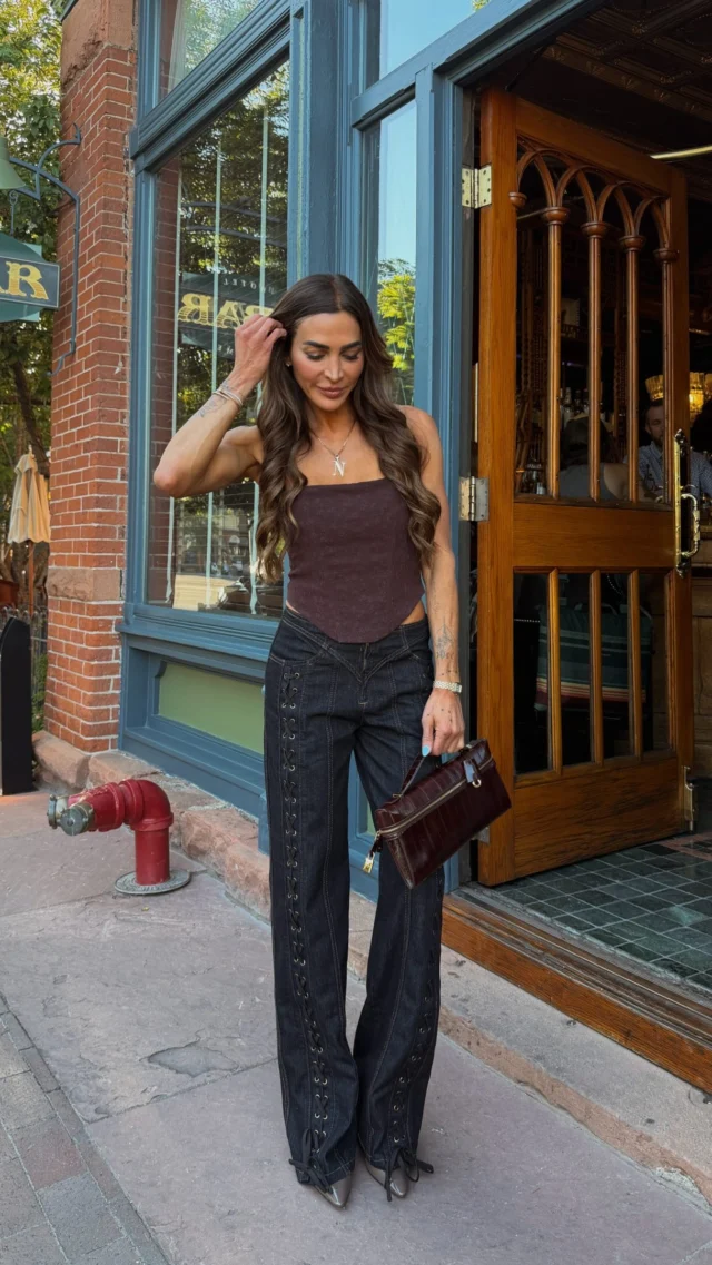 72 Hours in…Aspen at @hoteljeromeauberge 🤌🏼
⁣
For my first trip to Aspen, I wanted to stay somewhere that felt iconic, and @auberge’s Hotel Jerome delivered. Think cozy luxury, incredible food and cocktails, next-level hospitality, and a location that puts you steps from everything worth doing. ⁣
⁣
Be sure to SAVE this post for your next Aspen trip!⁣
⁣
Aspen highlights:⁣
• Dinner at Prospect at Hotel Jerome⁣
• Coffee at Felix at Hotel Jerome and + matcha @santambroeus⁣
• Designing a custom hat at @kemosabe1990⁣
• Après Tea at Hotel Jerome⁣
• A 90-minute hot stone massage at Yarrow Spa at Hotel Jerome⁣
• Dinner at @casatuaaspen⁣
• Dinner at @matsuhisaaspen