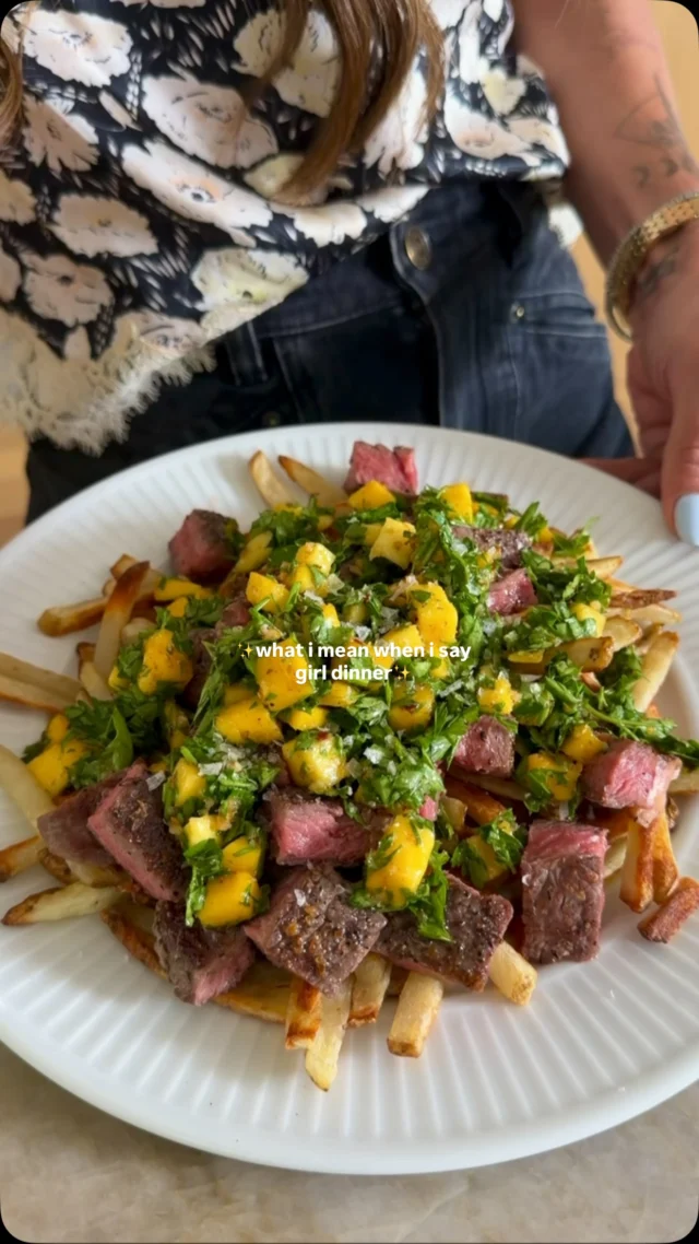 @kalejunkie MANGO CHIMICHURRI STEAK FRIES, the ultimate summer dinner. I made this last week and when I tell you I haven’t stopped thinking about it since, I HAVE NOT STOPPED. You simply top your favorite fries with steak and mango chimichurri and wowww. Just wow. The end. ⁣
⁣
SAVE this post, SHARE with friends, and FOLLOW me @kalejunkie for more easy, fun recipes!⁣
⁣
Makes 4 servings ⁣
Mango Chimichurri:⁣
2 mangos, finely diced (~1 cup)⁣
1/3 cup olive oil⁣
1/4 cup cilantro, chopped⁣
1/4 cup parsley, chopped⁣
3 cloves garlic, minced⁣
1 lemon, juiced ⁣
1 tsp oregano ⁣
1/2 tsp red pepper flakes⁣
1/2 tsp salt⁣
1/4 tsp black pepper⁣
⁣
1 1/2 lbs steak of choice, cooked as desired (I use ribeye)⁣
1 14 oz package fries of choice (I love @jesseandbens bc they are seed oil free!)⁣
⁣
First, prepare fries according to package instructions and set aside. Next, prepare the chimichurri. Mix together all of the ingredients for the chimichurri in a small bowl. Taste and adjust as needed. Season the steak on both sides generously with salt and pepper. Heat a cast-iron skillet over medium high heat. Once the pan is extremely hot, add the steak. Do not touch for three minutes, then flip to the other side for another three more minutes. Remove from the heat and let rest for 10 minutes before cutting the steak into cubes. Assemble your plates—fries on the bottom, steak, and mango chimichurri on top. Enjoy! #girldinner #easyrecipes #dinnerideas