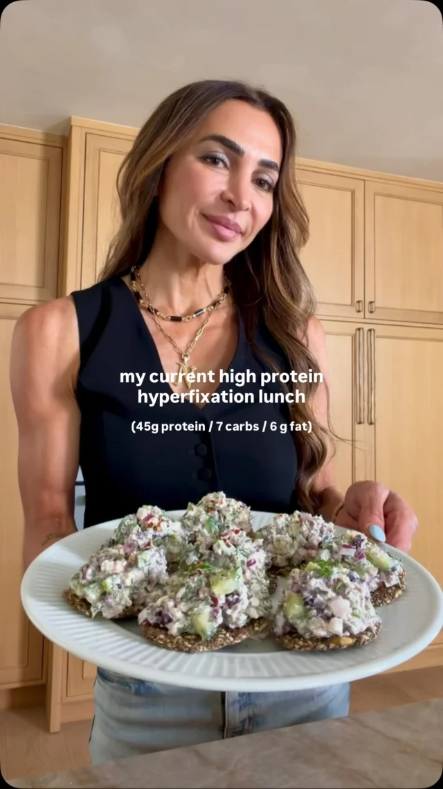 @kalejunkie ✨ HIGH PROTEIN TZATZIKI CHICKEN SALAD (45g protein / 7 carbs / 6 g fat), another lunch I ate on repeat last week that kept me full for hours, thanks to these macros 😏 You can eat it straight from the bowl, over romaine lettuce or on your favorite crackers (my personal favorite is  @ellasflats bc they only have  1 net carb per serving and are packed with fiber and protein bc they are made with seeds). ⁣

Comment LINK and I’ll DM you links to these magic crackers and everything I used in this video!
⁣
Makes 4 servings⁣
45g protein / 7 carbs / 6 g fat⁣
⁣
Chicken Salad:⁣
3 1/2 cups finely shredded/chopped cooked chicken breast (or rotisserie chicken)⁣
2 persian cucumbers, chopped⁣
1/2 cup kalamata olives, chopped⁣
1/2 red onion, finely diced⁣
1/2 cup feta cheese, crumbled (optional)⁣
⁣
Tzatziki sauce:⁣
1 1/2 cups non-fat greek yogurt⁣
2 persian cucumbers, grated⁣
3 cloves garlic, mashed⁣
1 lemon, juiced⁣
1/3 cup fresh mint, chopped⁣
1/4 cup fresh dill, chopped ⁣
1/2 tsp kosher salt⁣
⁣
First, make the tzatziki, combining the yogurt, cucumbers, garlic, lemon juice, mint, dill and salt. Set aside. Next, make the salad. In a large bowl, add the chicken, cucumbers, olives, red onion, and feta (if using). Next, pour the tzatziki over the salad. Toss to coat very well and enjoy. This will stay fresh in the refrigerator in a covered container for 4-5 days. #highproteinlunch