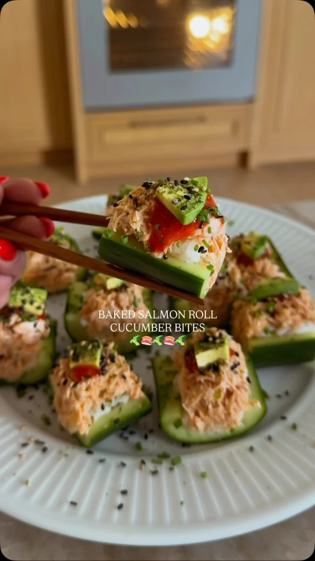 @kalejunkie BAKED SALMON ROLL CUCUMBER BITES 🥒🍣 these are kinda giving baked salmon roll sushi vibes but with the salmon mixture packed into a cucumber instead of seaweed, for a more nutrient dense summer bite! Enjoy!⁣
⁣
SAVE this post, SHARE with friends, and FOLLOW me @kalejunkie for more easy, healthy recipes!⁣
⁣
Makes 2 servings⁣
1-2 english cucumbers (depends how big!)⁣
1 lb salmon⁣
1 tb coconut aminos (or low sodium soy sauce)⁣
2 tb kewpie mayo⁣
2 tb sriracha⁣
1 tb rice vinegar⁣
2 tb low sodium soy sauce⁣
1 1/2 cups cooked sticky rice (or jasmine rice)⁣
1 tb rice vinegar⁣
Garnishes: sriracha, avocado, furikake⁣
⁣
Turn your broiler on high. Add salmon to a baking sheet and brush with coconut aminos. Place the tray on the middle rack and broil for 8-9 minutes until cooked through. Remove from oven and shred the salmon with two forks and set aside to cool. Next, mix the rice vinegar into the rice and set aside. After that, prep the cucumber. Slice as shown in the video, scoop out the inside. Fill with the rice, pressing it down firmly into the cucumber and set aside. Once the salmon has cooled, mix in the kewpie mayo, sriracha, soy sauce and rice vinegar. Stir to incorporate everything well. Now carefully scoop some of the salmon on top of the rice. Carefully cut into pieces. Line up your cucumber bites onto a plate and add your garnishes—sriracha, avocado, and furikake. Enjoy!⁣
#sushi #viraltrends #cucumberrecipes