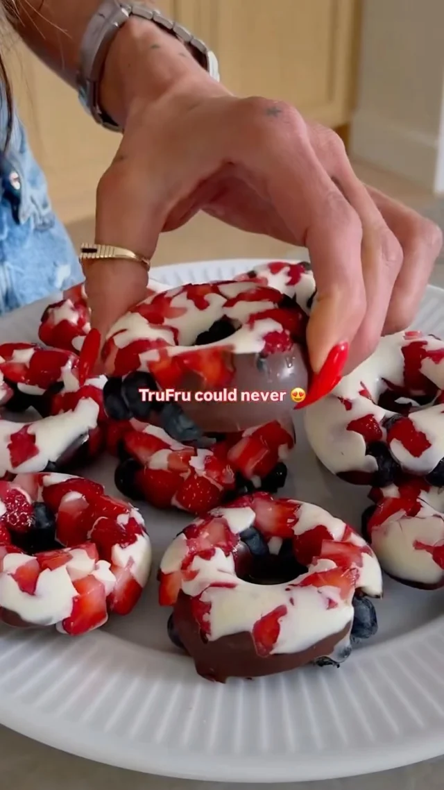 @kalejunkie well I won’t be buying TruFru anytime soon because these took under 10 minutes to make and omgosh they are so delicious—they taste just like TruFru and it’s cheaper to make at home 😍. Store them in the freezer to enjoy whenever the sweet cravings hit! Macros: Protein: ~1.5 g • Carb: ~25 g• Fat: ~10 g

Makes 6 servings 
2 cups strawberries, chopped
3/4 cup blueberries 
3/4 cup dairy free white chocolate chips
3/4 cup dairy free dark chocolate chips

Cut up strawberries and spread in a donut tin, followed by the blueberries. Melt the white and dark chocolate chips separately (I do this in the microwave in 2, 30-second increments until melted). If your chocolate is super thick, add in 1 tsp coconut oil and it will thin out. Drizzle the chocolates on top of the fruit. Freeze for at least one hour. Pop out of the donut tin and enjoy! #foodtrends #summereats
