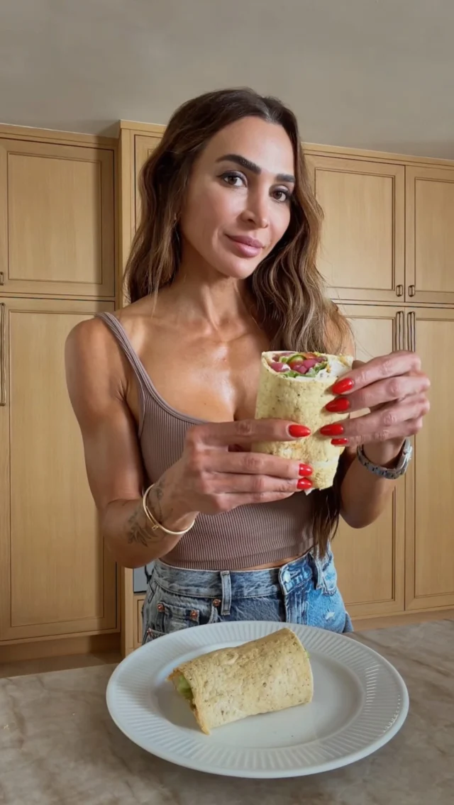 @kalejunkie did you know you can make a wrap out of…egg whites? That contains 26g protein? I mean yes, you’ve probably seen them in the store, but they are $$ and easy to make it at home. Thanks @madelainerascan for the idea!⁣
⁣
SAVE this post, SHARE with friends, and be sure to FOLLOW me @kalejunkie for more easy, protein-forward recipes!⁣
⁣
Macros: 26g protein • 3g carbs • 0g fat⁣
⁣
Makes 1 large wrap ⁣
1 cup egg whites⁣
salt & pepper & any seasonings of choice ⁣(I used garlic powder and oregano)
1/2 tsp corn starch or arrowroot flour⁣
⁣
Preheat oven to 425F. In a large bowl, add the egg whites. Use a mixer and beat for 4-5 min until stiff peaks form. Then add seasonings and corn starch/arrowroot and mix on low to fold in. Be gentle. Next, line a baking sheet with parchment and spray the parchment paper with oil. Spread the egg whites into an even layer and bake for 10-12 minutes until golden brown. Mine took 10 minutes. Let cool for a few minutes then fill your wrap with whatever you like and enjoy! ⁣
#macrofriendly #highproteinmeals #viralrecipes #eggrecipes