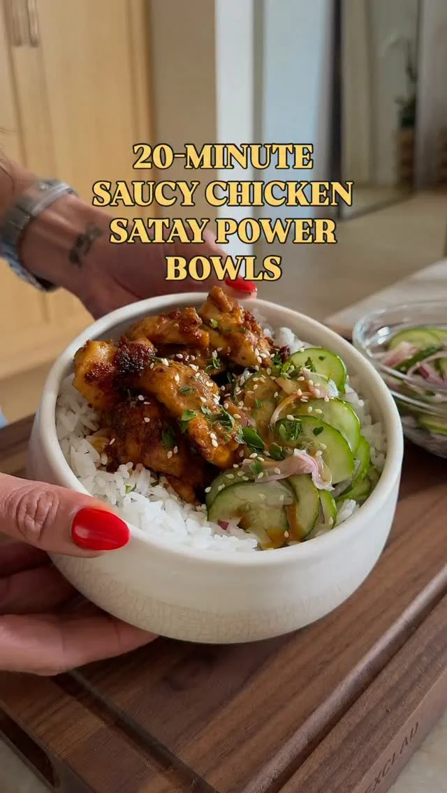@kalejunkie 👋🏼 I’m here to help you get REALLY GOOD meals on the table QUICK! You need to make my new SAUCY CHICKEN SATAY POWER BOWLS for dinner! No, this is not authentic chicken satay, but it reminds me of it. And yes, you really can make this in 20-minutes, I promise! My shortcut is using frozen rice to save time, and you don’t need to let the chicken sit in the marinade. Just toss the chicken in the sauce and get cooking right away. ENJOY!! ⁣
⁣
SAVE this post, SHARE with friends, and FOLLOW me @kalejunkie for more delicious, easy recipes that anyone can make!⁣
⁣
Makes 4 servings⁣
1 15oz can lite coconut milk⁣
1/4 cup dark soy sauce (or low sodium soy sauce)⁣
2 tb red curry paste⁣
1/2 cup creamy peanut butter⁣
2 lbs boneless, skinless chicken thighs⁣
2 cups cooked jasmine rice⁣
⁣
Cucumber salad⁣
3 persian cucumbers, thinly sliced⁣
1/4 cup red onion, thinly sliced⁣
2 tb rice vinegar⁣
1 tsp toasted sesame oil⁣
⁣
Optional garnishes: chopped parsley & sesame seeds⁣
⁣
In a bowl, whisk together the coconut milk, soy sauce, curry paste, and peanut butter, until smooth. Pat chicken dry and add it to a large bowl. Toss with 1/2 of the sauce and coat the chicken well. Set the remaining sauce aside to use later. Next, heat a large non-stick skillet on the stove over medium-high heat. Once the pan is hot, add the chicken and do not disturb it for 3-4 minutes, then flip to the other side and let cook another 4 minutes or so. You can now flip the chicken a few times. Remove from the heat once the chicken is cooked through (165F) and set aside. Next, make the cucumber salad. Add the salad ingredients to a bowl and toss well. Finally, plate your meal. Divide rice between the bowls, add the cooked chicken and cucumber salad. Drizzle remaining sauce on top and enjoy! #proteinrecipes #easydinner #mealprepdinner