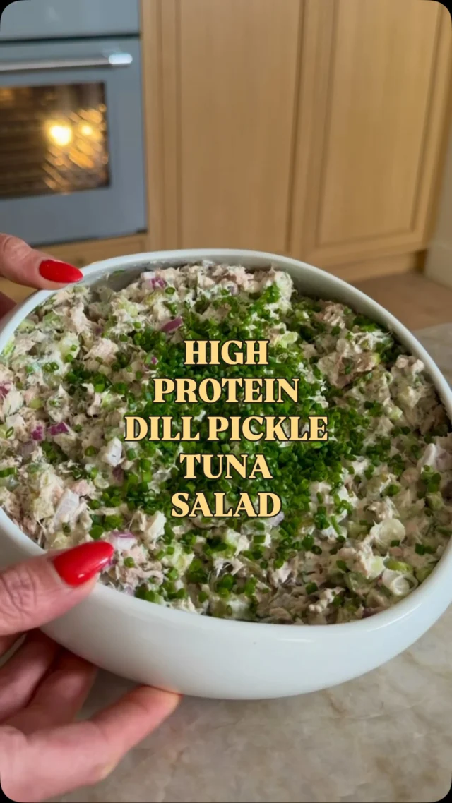 @kalejunkie HIGH PROTEIN DILL PICKLE TUNA SALAD with homemade pita chips! You know I hate mayo and that I eat the food I share, so…this recipe is mayo-free. Add it if you want! You can serve this salad with the pita chips, in a bell pepper, over romaine leaves or enjoy straight from le bowl! 🥣  MACROS: 33g protein • 9g carbs • 1 g fat⁣
⁣
SAVE this post, SHARE with friends, and be sure to FOLLOW ME @kalejunkie so you don’t miss my posts! I share easy, delicious, high protein recipes!⁣
⁣
Makes 4 servings⁣
3 cans tuna packed in water⁣
5 green onions, thinly sliced⁣
1/2 cup cornichon pickles, chopped⁣
2 stalks celery, diced⁣
1/4 red onion, finely diced⁣
1/4 cup fresh dill, chopped⁣
1 bunch chives, finely chopped⁣
1 lemon, zested and juiced ⁣
1 1/2 cups fat free greek yogurt⁣
2 tsp dijon mustard⁣
1 tb honey or maple syrup (optional, for a touch of sweetness)⁣
2 tb pickle juice (from the cornichons jar)⁣
1/2 tsp kosher salt⁣
1 tsp ground black pepper ⁣
⁣
Pita chips⁣
2 large pita breads (I used @cutdacarb low carb pitas)⁣
3 tb olive oil ⁣
1 tsp garlic powder⁣
2 tsp oregano ⁣
1 tsp kosher salt⁣
⁣
Preheat oven to 400F. Cut pita into large squares and add to a bowl. Whisk together the oil and seasonings and pour over the pita pieces. Toss together coat well then spread into an even layer onto a large baking sheet. Bake for 6-7 minutes until golden brown (keep an eye on them so they don’t burn), then remove from oven to harden. Next, make the tuna salad. Add the tuna to a large bowl and mash well into tiny pieces. Add remaining ingredients and toss together coat well. Taste and adjust seasonings as needed. Use the pita chips to scoop it up and ENJOY! ⁣
#tunasalad #highproteinrecipes #macrofriendly #proteinlunch #mealprep mealpreplunch mealprepideas