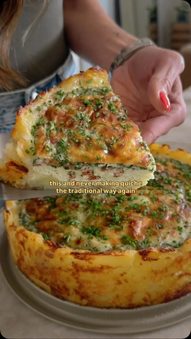 @kalejunkie HIGH PROTEIN POTATO CRUST QUICHE! I’ve seen different versions of this floating around, but mine is like a big egg white frittata, low in fat and packed with protein! i made this once and we enjoyed it for breakfast all week long! it’s so easy to make and you can customize to whatever veg and meats you have in your fridge!⁣
⁣
SAVE this post, SHARE with friends and FOLLOW me @kalejunkie for more easy, protein-forward recipes!⁣
⁣
Makes 8  servings⁣
6-7 medium golden potatoes, halved⁣
Avocado/olive oil spray⁣
2 cups egg whites ⁣
3/4 cup low fat cottage cheese⁣
1 cup spinach, finely chopped⁣
1 bunch chives, finely chopped⁣
4 slices turkey bacon, cooked⁣
1 tsp garlic powder ⁣
Salt + pepper⁣
3/4 cup shredded mozzarella cheese⁣
⁣
First, cut potatoes in half and then drop them into a pot of boiling water. Boil until fork tender, then let cool and peel the skins off. Spray a springform pan with the oil spray. Add the potatoes into the pan and smash into the bottom and up the sides of the pan. Spray crust again and season with s+p. Preheat oven to 425F. Bake for 25 minutes, then remove from oven. In a large bowl, mix together the filling: egg whites, cottage cheese, spinach, bacon, chives, garlic powder, s+p. Pour mixture onto the potato crust. Sprinkle with mozzarella cheese. Bake again for 40ish minutes. Remove from oven, let sit for 10-15 minutes then slice and enjoy. #viralrecipes #highproteinrecipes #potatoquiche #breakfastideas⁣