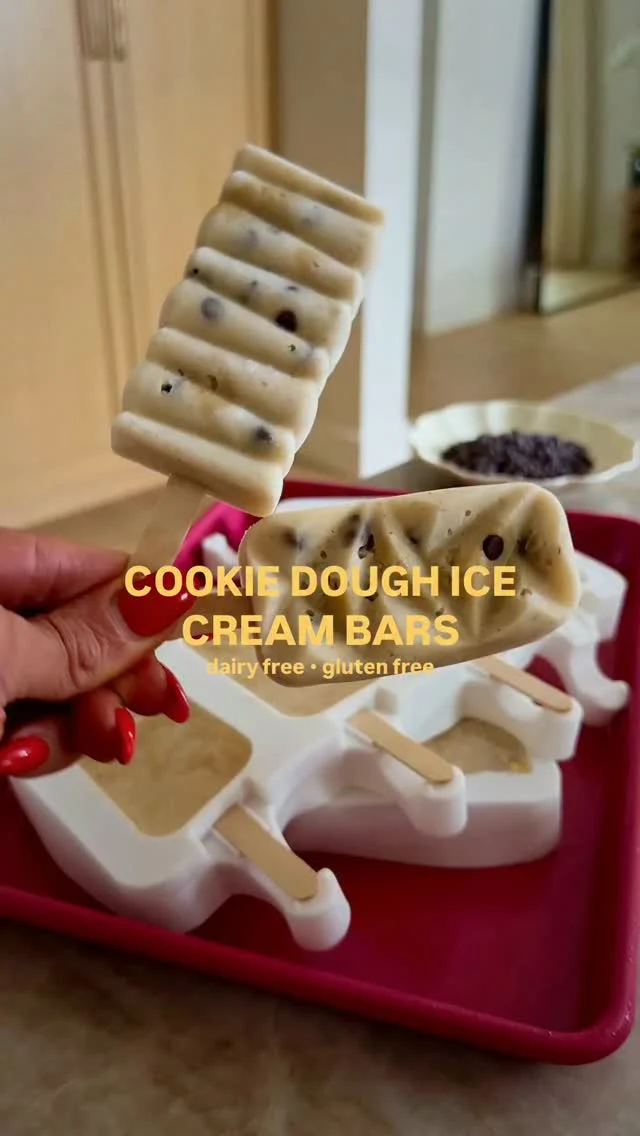 @kalejunkie DAIRY-FREE COOKIE DOUGH ICE CREAM BARS, the perfect summer treat you will NOT be able to stop eating! I am obsessed and you will be too! Plus, they have a little protein boost for a little extra boost to keep you feeling satiated. You can customize this recipe any way you’d like and add in any mix-ins! ⁣Macros: 6g p • 10g f • 13g c
⁣
Comment LINK to get the link for these cute popsicle molds and everything I used in this video and be sure to FOLLOW me @kalejunkie for more easy, delicious recipes like this!⁣
⁣
Makes 12 popsicles⁣
1 can lite coconut milk⁣
2 tb maple syrup⁣
1 tsp vanilla extract⁣
1/3 cup vanilla protein powder⁣
⁣
Cookie Dough⁣
3/4 cup almond flour⁣
1 tb coconut oil, melted and cooled⁣
3 tb maple syrup⁣
2 tsp vanilla extract⁣
1/2 cup mini chocolate chips⁣
⁣
In a small blender, add the coconut milk, maple syrup, vanilla and protein powder. Blend until smooth, then set aside. Next, make the cookie dough. In a small bowl, mix together the almond flour, coconut oil, maple syrup and vanilla extract. Fold in the chocolate chips and mix again. Next, add dollops of the cookie dough the molds, then pour in the liquid mixture. Add the sticks and freeze overnight. ENJOY! #proteinrecipes #healthyrecipes #summertreats #dairyfreeicecream #dairyfreerecipes⁣