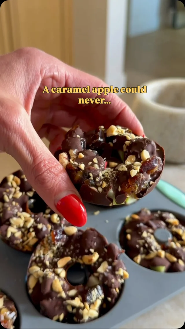 @kalejunkie HEALTHY CARAMEL APPLE DONUTS—this week’s sweet treat in the rotation. These are quick, easy, and taste just like a caramel apple, but without the mess. I keep them in the freezer and pop them out whenever (pro tip they make a great pre-workout for a burst of energy!) You have to make them!⁣
⁣
Be sure to SAVE this post, SHARE with friends and FOLLOW me @kalejunkie for more easy recipes!⁣
⁣
Makes 6 servings⁣
2 green apples, chopped⁣
6 medjool dates, chopped⁣
1 cup chocolate chips⁣
1 tsp coconut oil⁣
3/4 cup salted peanuts, chopped⁣
⁣
Chop peanuts, apples and dates into tiny pieces. In a silicone doughnut tray, add most of the chopped peanuts, reserving some for the end. Add the apples and dates next. Then in a small bowl add the chocolate chips and coconut oil. Melt in the microwave in 2-3, 30-second increments. Once completely melted, pour on top of the apples and dates. Top with remaining crushed peanuts. Freeze for at least 2 hours, then enjoy! I keep them stored in the freezer. #healthysnacks #preworkout #appledonuts #applerecipes