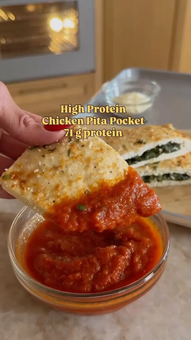 @kalejunkie HIGH PROTEIN CHICKEN PITA POCKET, for my protein girls 🙋🏻‍♀️! I was craving @madelainerascan’s spinach and cheese version and had to try it. You guys it’s so good and now I’m dreaming up all kinds of different fillings. This entire calzone is 72 grams of protein, 12 grams fat, and 22 grams carbs 🙌🏼. ⁣
⁣
Be sure to FOLLOW me @kalejunkie for more easy, protein-forward recipes!⁣
⁣
Makes 2 servings⁣
1 lb lean ground chicken (I used 98/2)⁣
1 tsp olive oil⁣
1 tsp garlic powder⁣
1 tsp onion powder⁣
1 tsp Italian seasoning⁣
1 tsp kosher salt⁣
1/2 tsp ground black pepper⁣
2 tb grated parmesan cheese⁣
1/2 cup low fat cottage cheese⁣
2 cups spinach ⁣
2 cloves garlic, minced⁣
1 tsp olive oil ⁣
Serve with: marinara sauce of choice ⁣
⁣
Preheat oven to 400F. Line a baking sheet with parchment paper and set aside. In a bowls, add the ground chicken, oil, garlic powder, onion powder, Italian seasoning, salt and pepper. Mix well until fully incorporated. Transfer to the baking sheet and spread into a thin, even layer, about 1/4” thick. If it’s sticky, just oil your spatula and that will make it easier to spread. Set aside. Spray a non stick skillet lightly with oil spray. Turn heat on to medium. Once the pan is hot; add the garlic and sauté 30 seconds then add in the spinach. Sauté until the spinach has wilted and remove from the heat. On one side of the chicken, spread the cottage cheese. Add the sauteed spinach on top. Fold the chicken over, closing the calzone. Gently remove the top of the parchment paper and gently close the edges (I did it with a greased spatula). Sprinkle Parmesan cheese all over the top. Bake 20-25 minutes. Remove from oven. Let cool a few minutes before cutting in half. Serve with marinara and enjoy! #highproteinrecipes #bodybuilderrecipes #chickencalzone #lowcarbdinner⁣