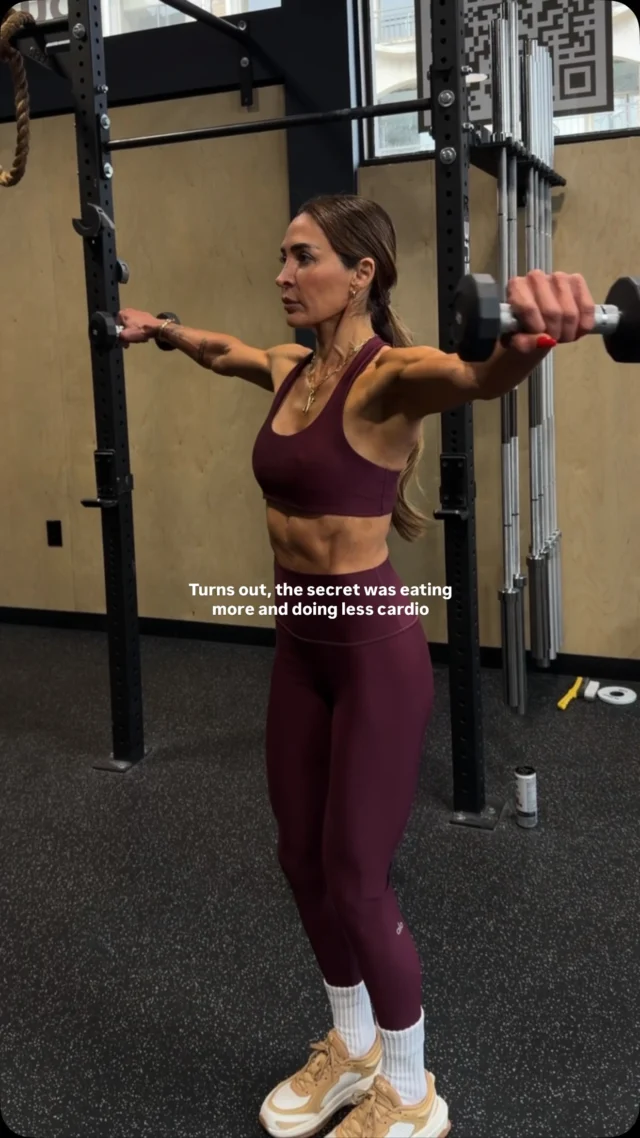 @kalejunkie when I finally understood that I needed the right proportion of protein, carbs and fats for MY body (thx to my coach), and that I didn’t need to spin my wheels doing cardio, everything changed. And I feel stronger and happier than ever before (and I’m just getting started)! I also started making healthier swaps—like replacing my usual go-to energy drink (not naming names 🤫) with the NEW @drinknello Energy and I couldn’t be happier—because sometimes a gal just needs a yummy energy drink to power through a workout. And now we have a cleaner option—150mg natural caffeine, amino acids and B vitamins. You can now them at @target nationwide! #nellopartner